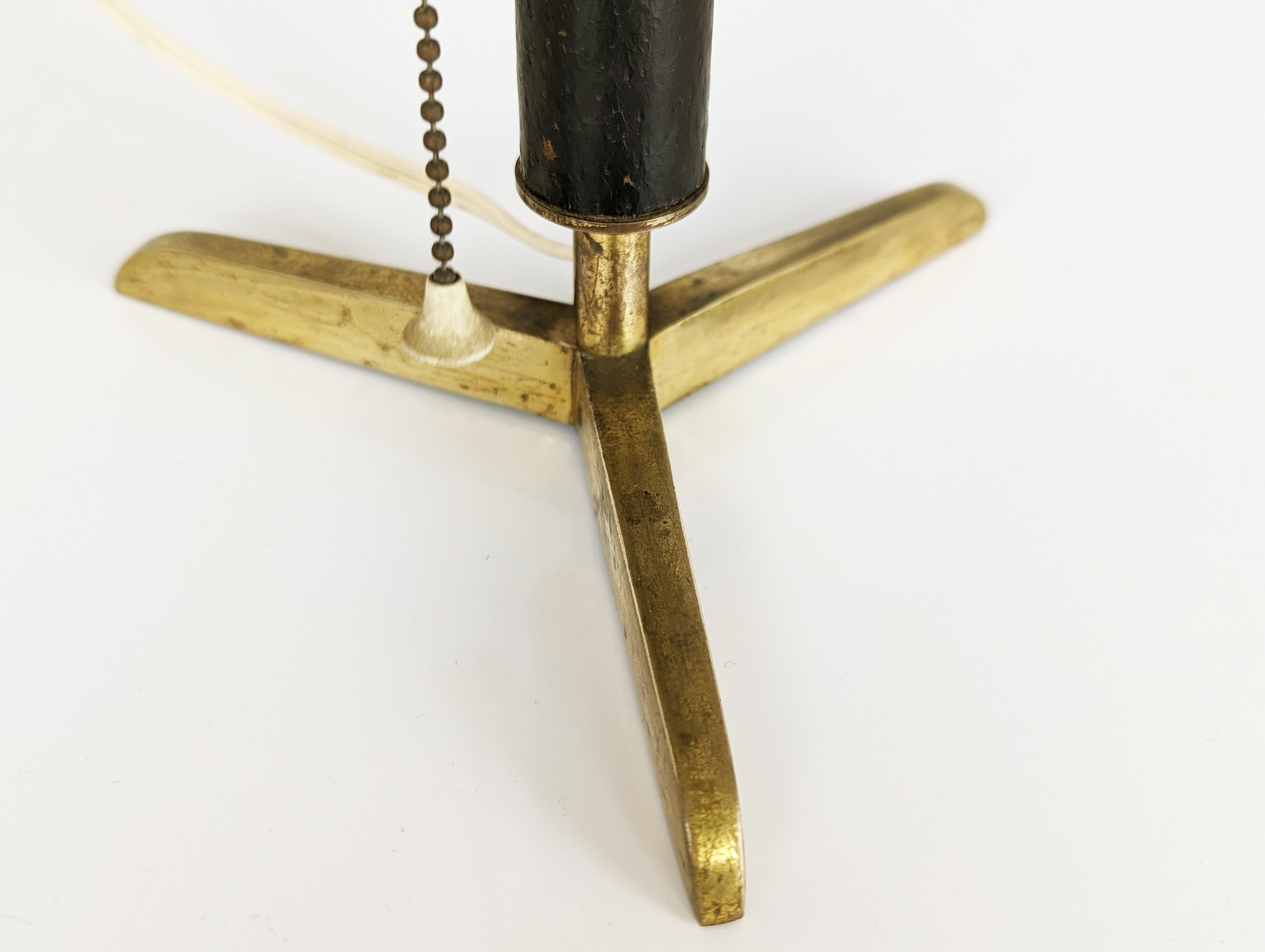 Lampe de table en laiton et cuir The Modernity en vente 4