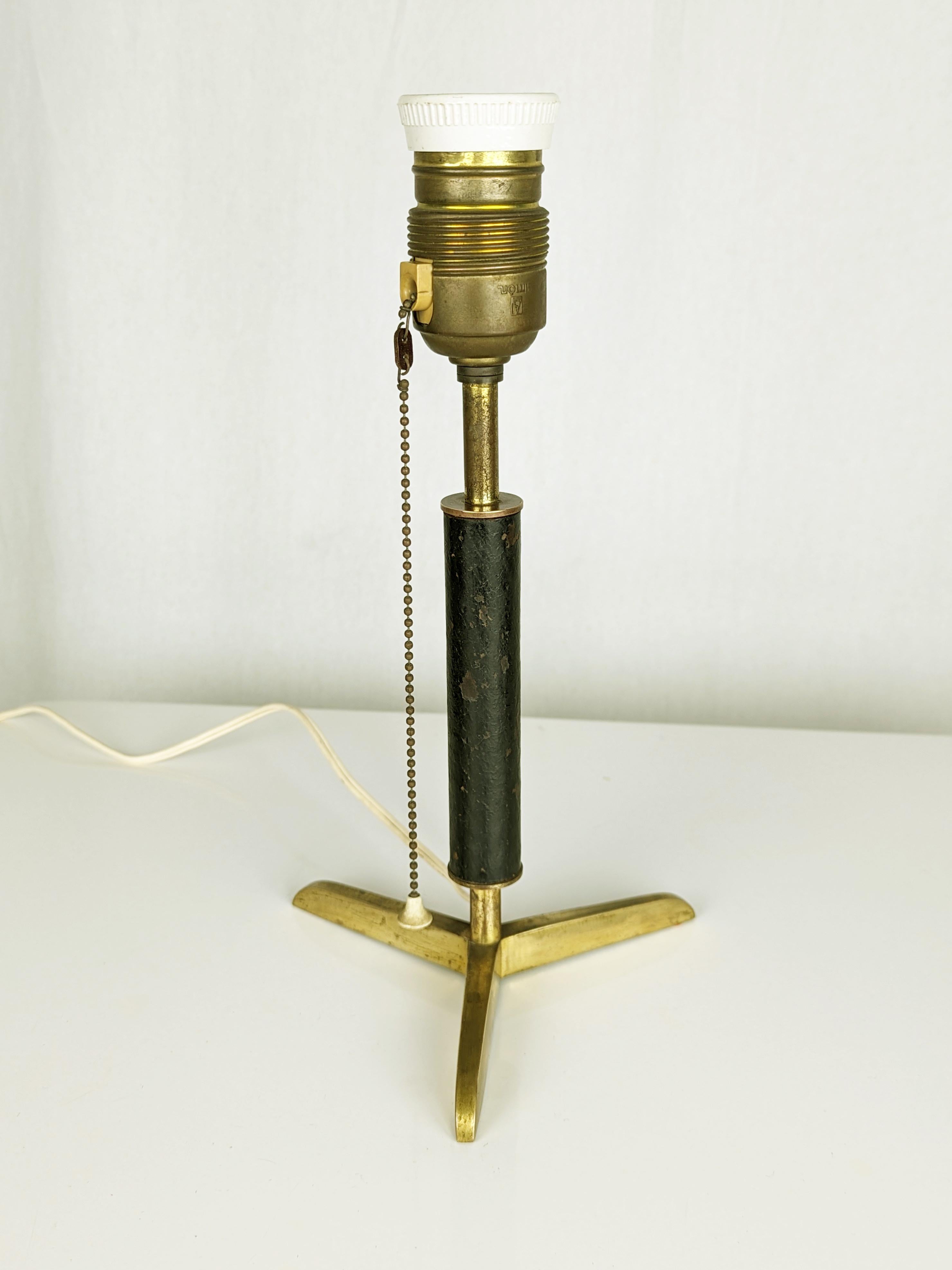 Mid-Century Modern Lampe de table en laiton et cuir The Modernity en vente