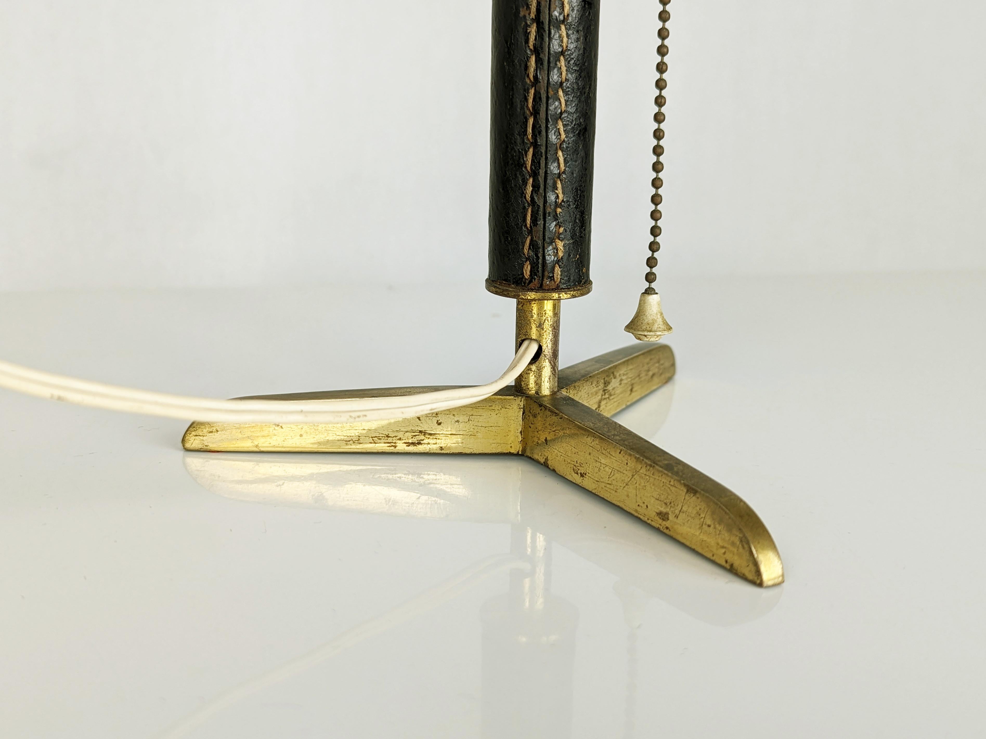 Espagnol Lampe de table en laiton et cuir The Modernity en vente