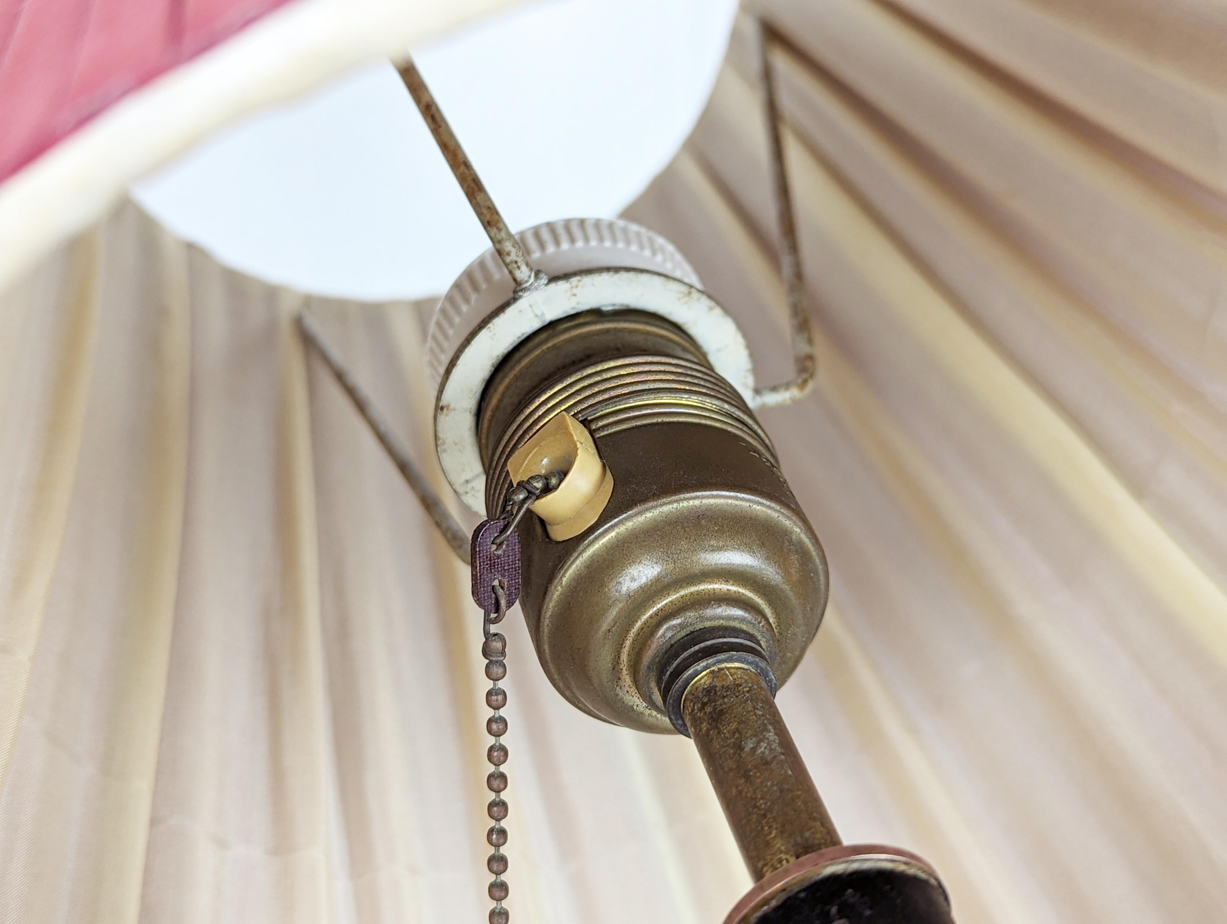 Laiton Lampe de table en laiton et cuir The Modernity en vente