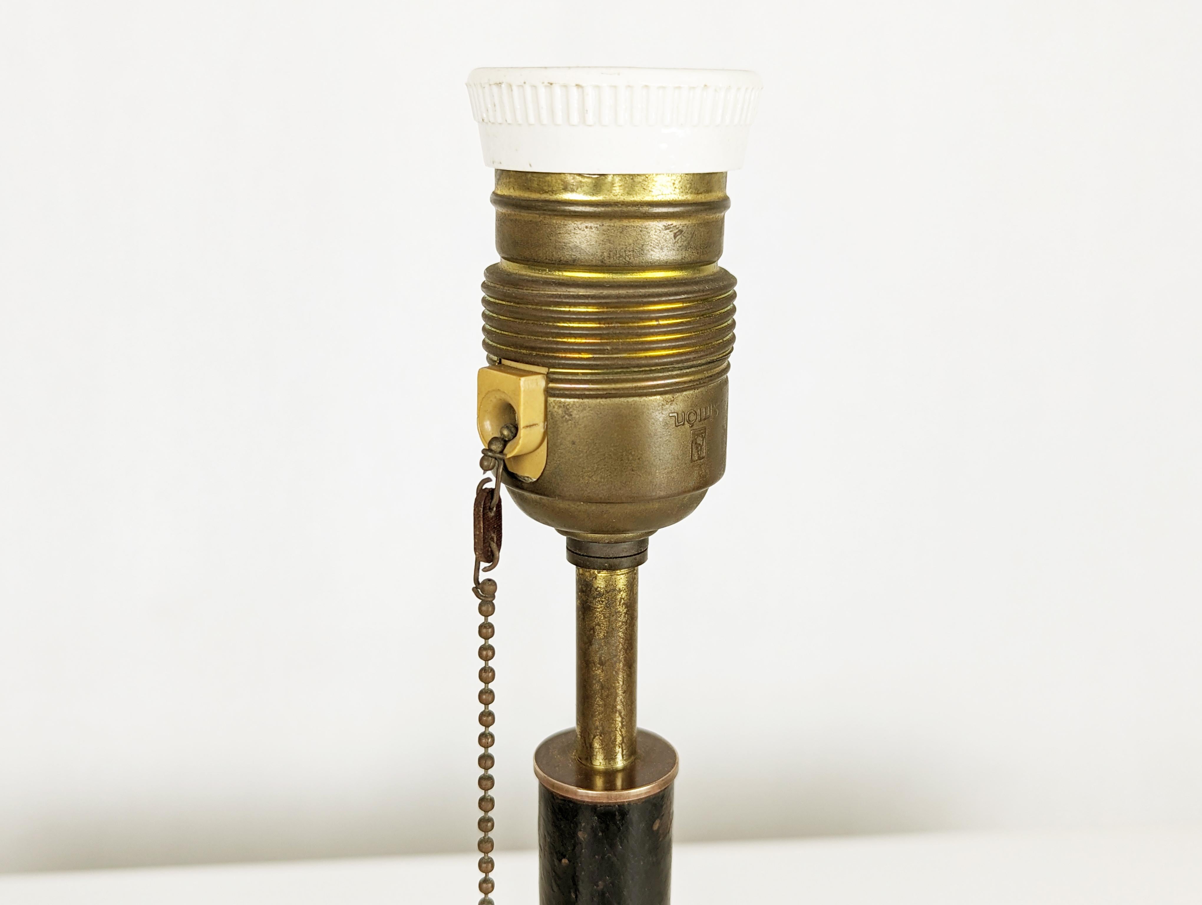 Lampe de table en laiton et cuir The Modernity en vente 1