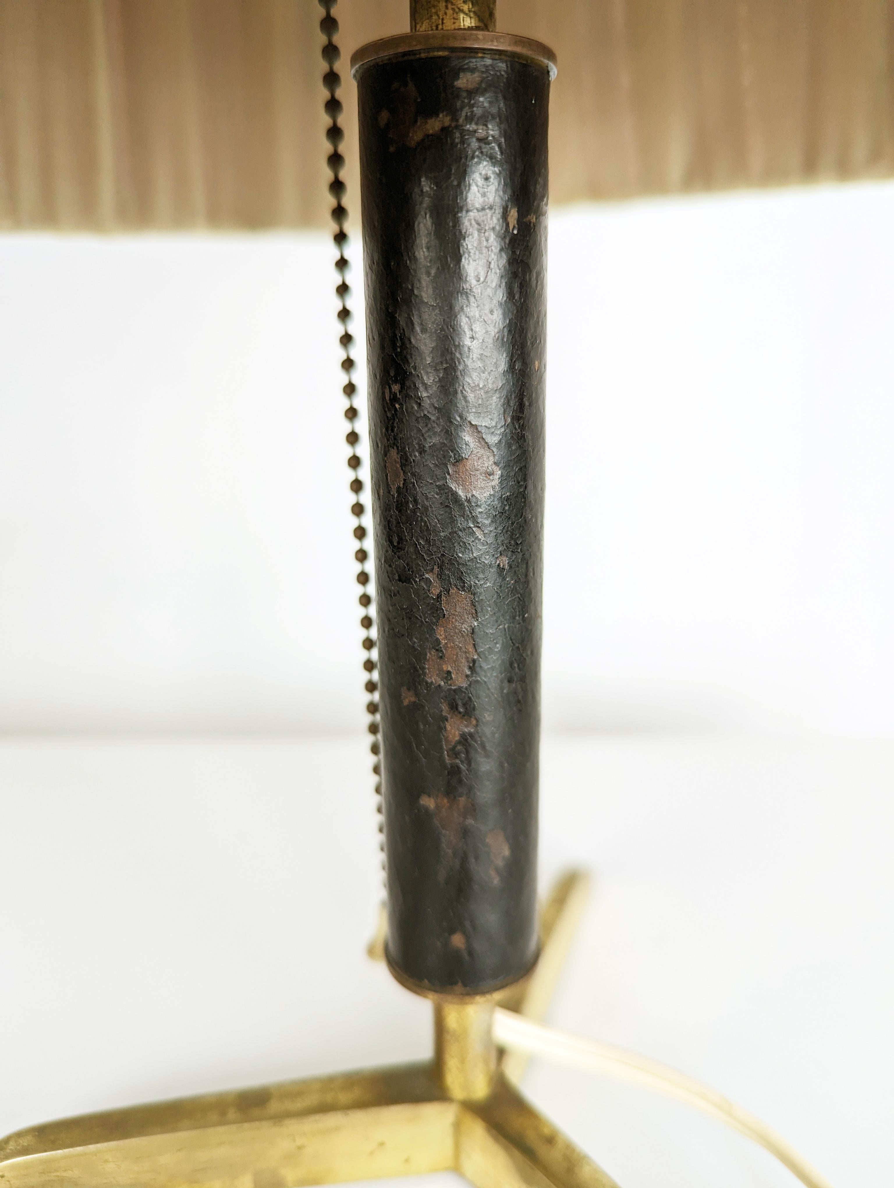 Lampe de table en laiton et cuir The Modernity en vente 2