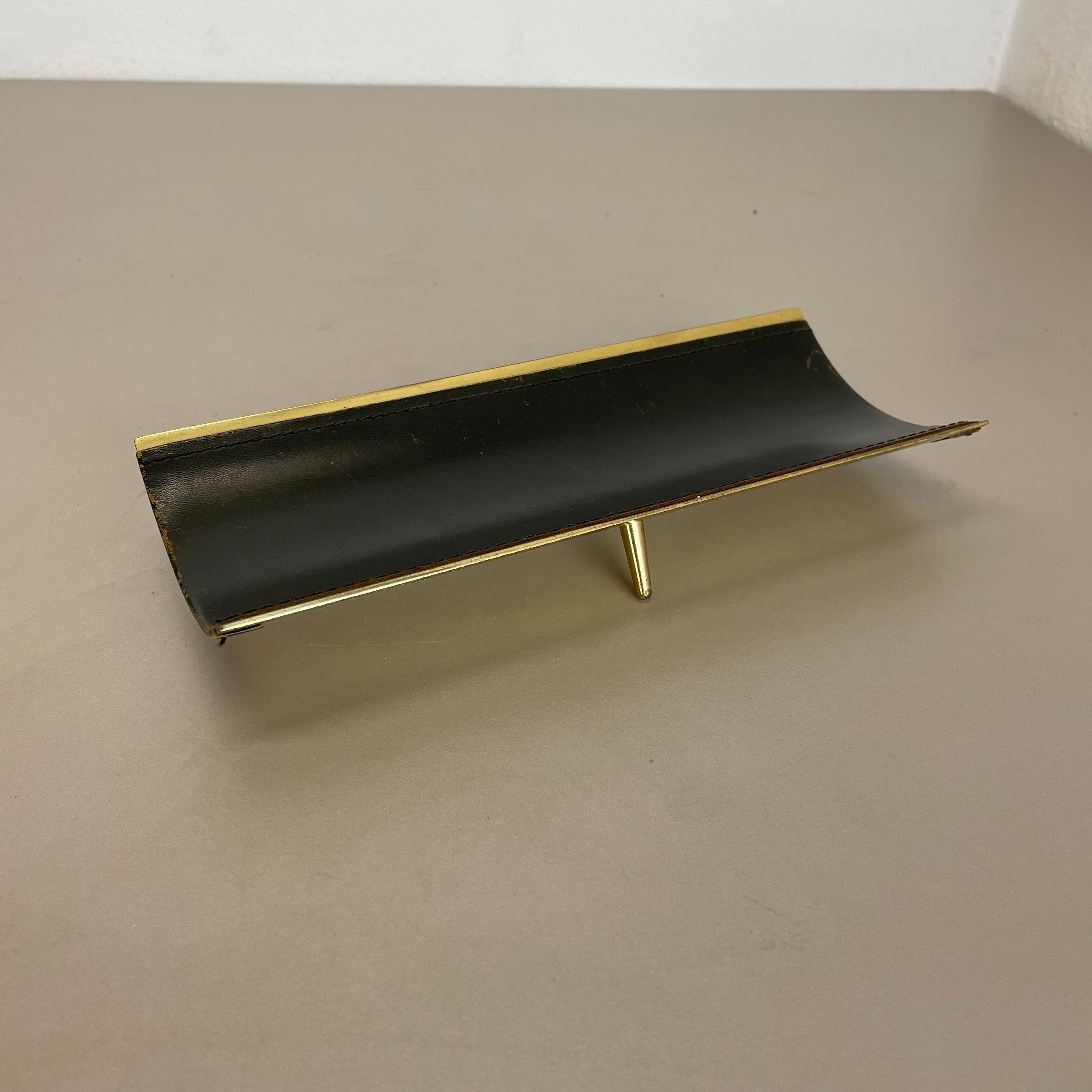 Article:

Brass metal plate element


Origin:

Germany


Material:

Brass and leather 




Wonderful metal element shell plate made in Germany in the 1950. high quality 1950s handmade fabrication of solid brass covered with real leather on the top,