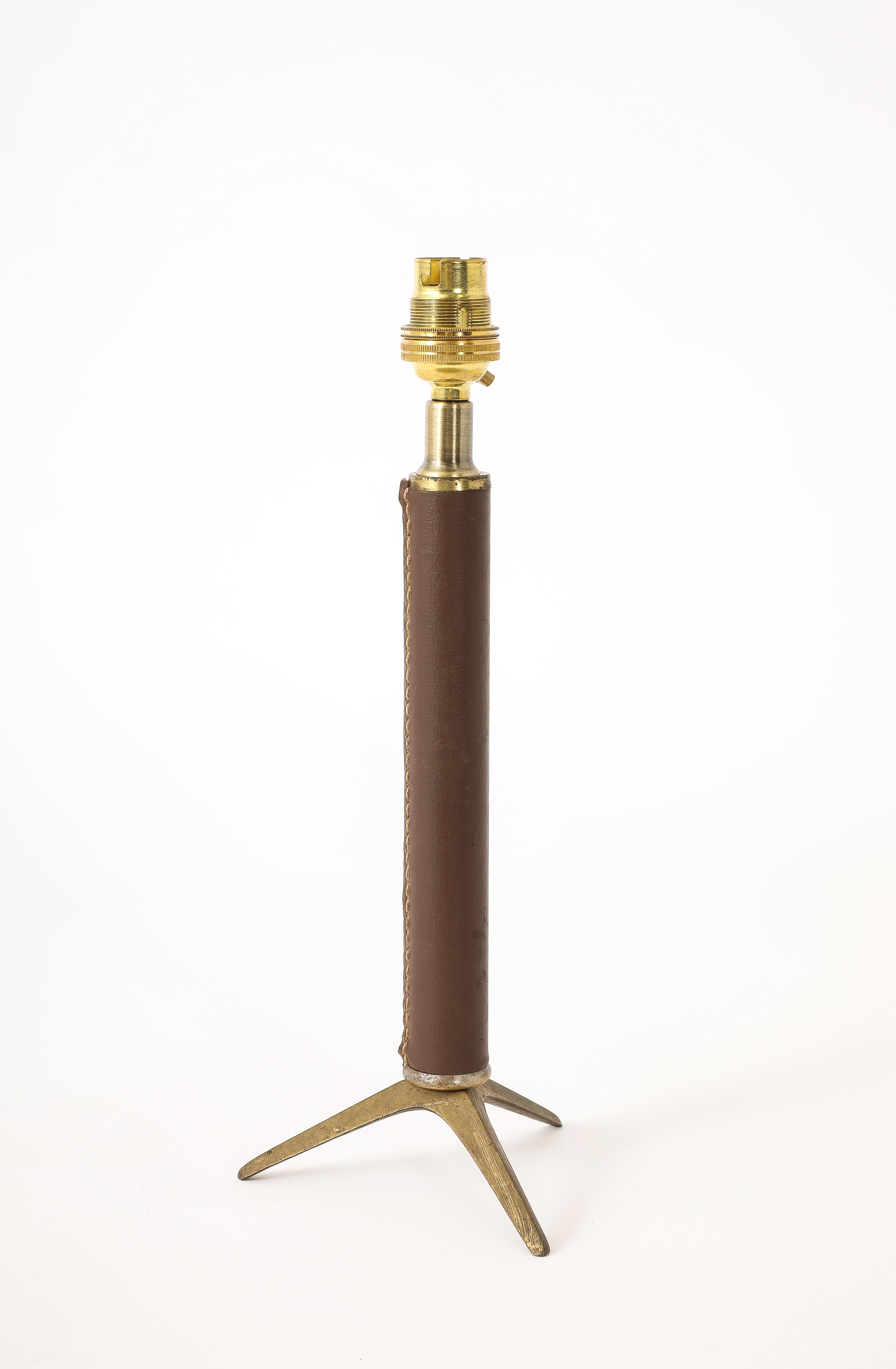 Dreifußlampe aus Messing und Leder mit großem Stem, Frankreich 1960er Jahre im Angebot 4