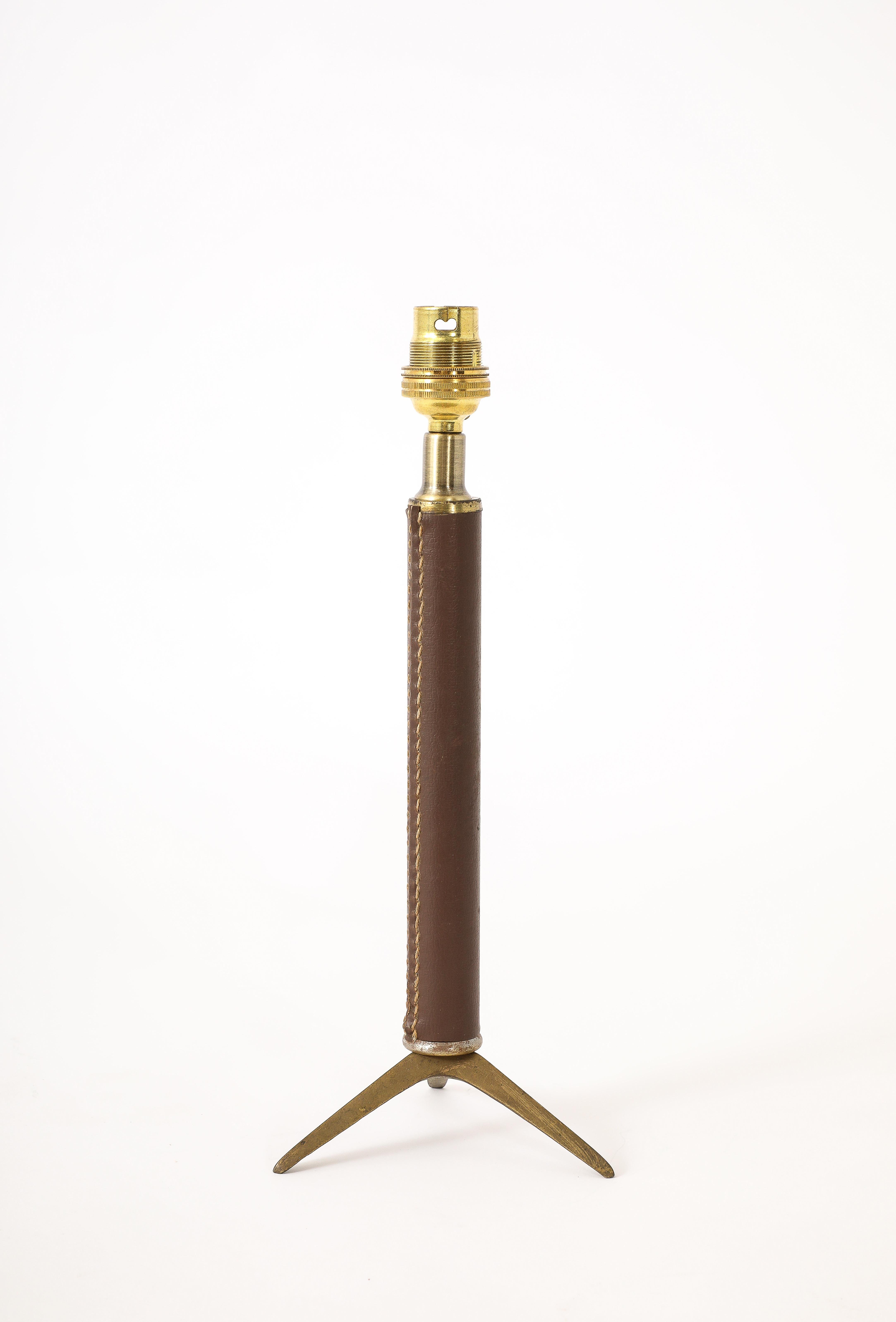 Dreifußlampe aus Messing und Leder mit großem Stem, Frankreich 1960er Jahre im Angebot 5