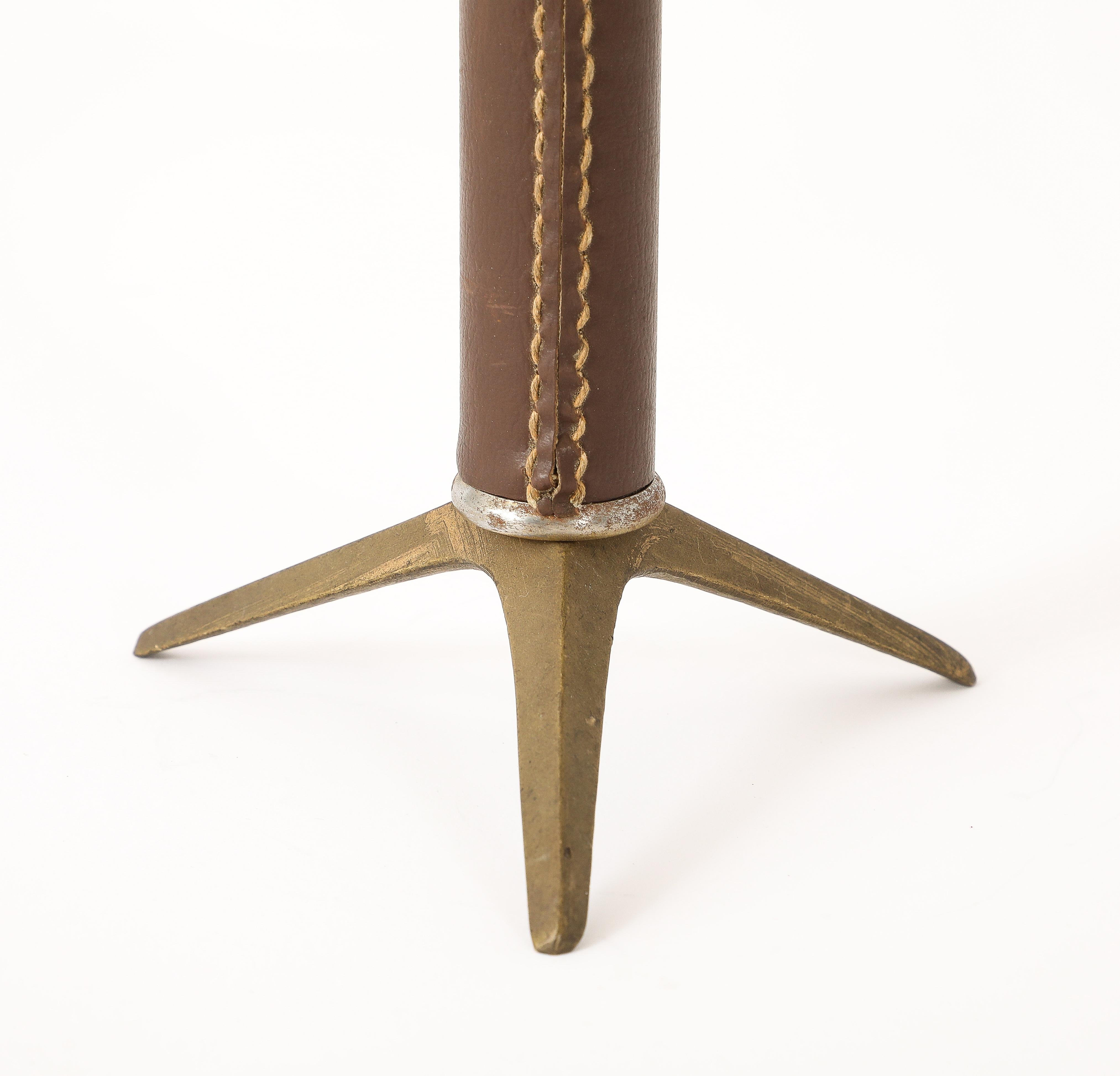 Dreifußlampe aus Messing und Leder mit großem Stem, Frankreich 1960er Jahre im Angebot 6