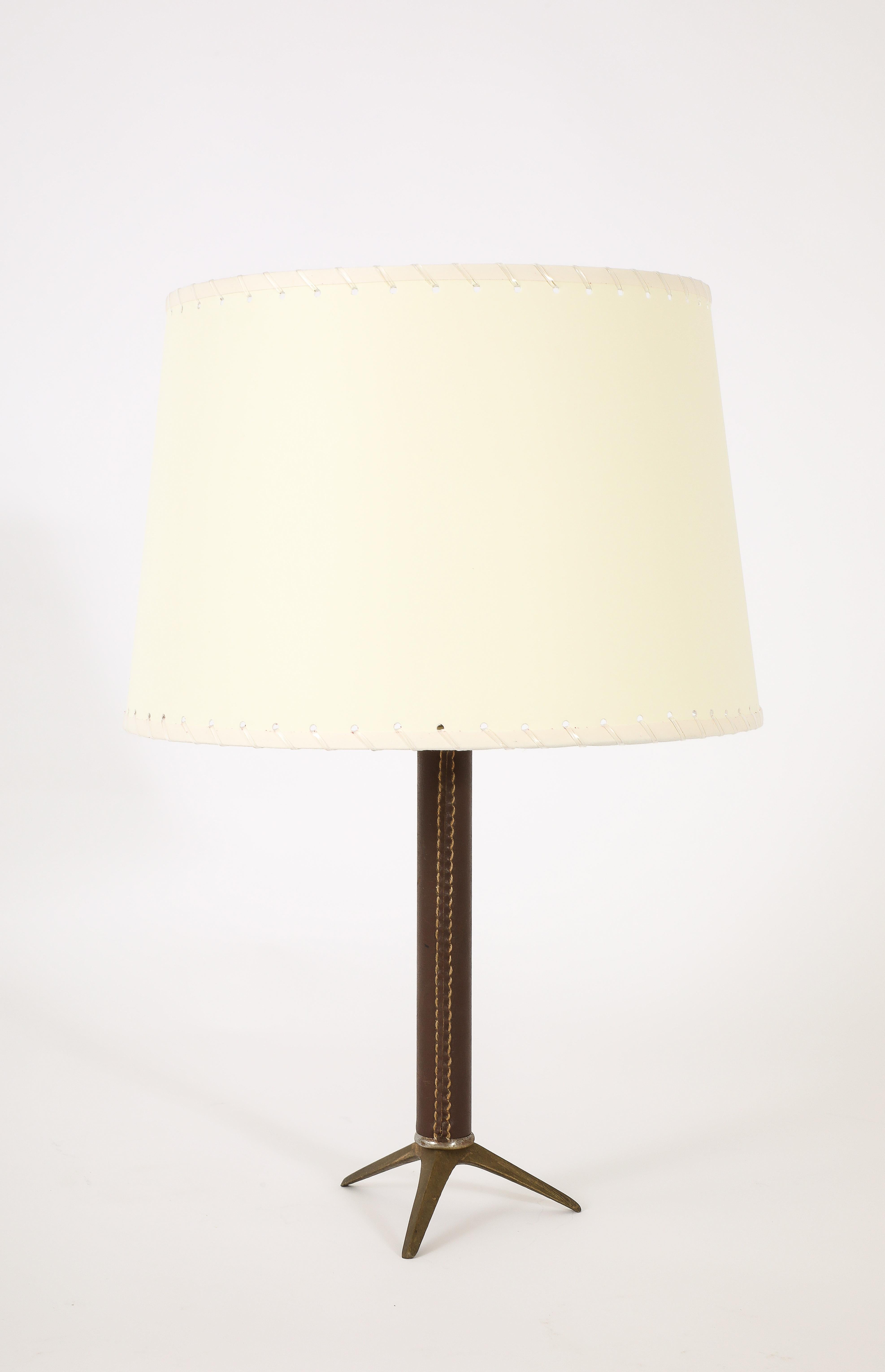 Dreifußlampe aus Messing und Leder mit großem Stem, Frankreich 1960er Jahre (Moderne der Mitte des Jahrhunderts) im Angebot