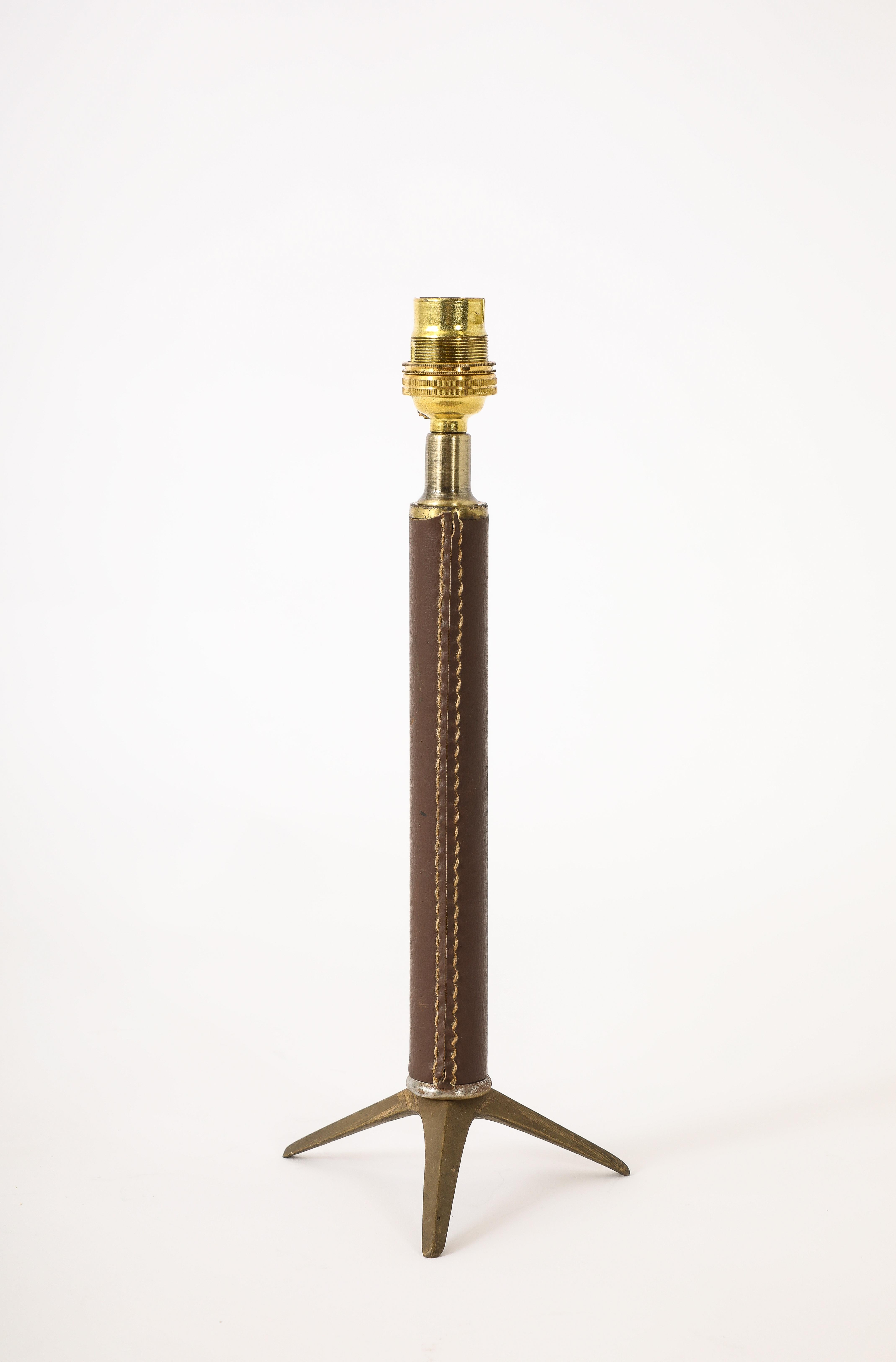 Dreifußlampe aus Messing und Leder mit großem Stem, Frankreich 1960er Jahre (Französisch) im Angebot