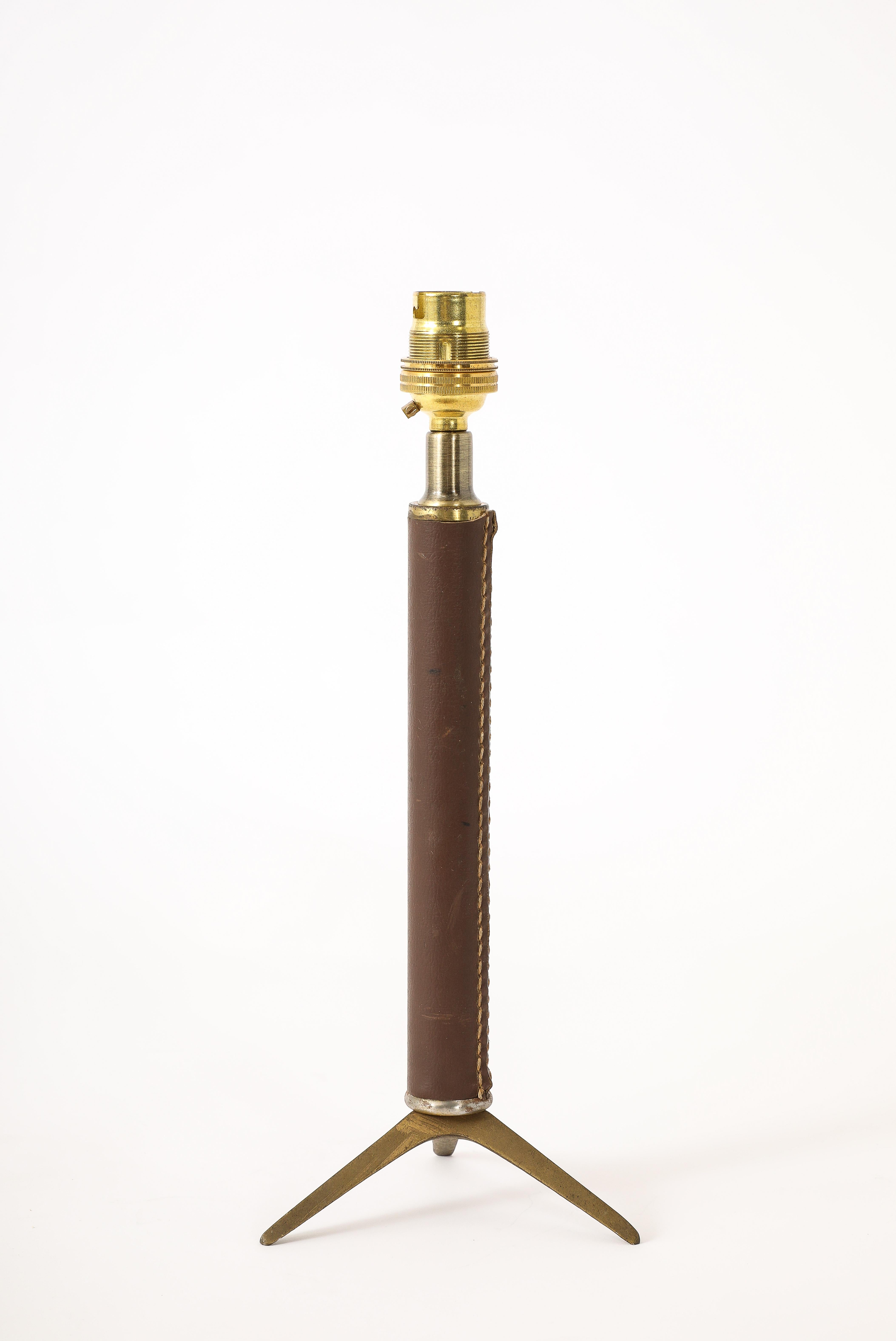 Dreifußlampe aus Messing und Leder mit großem Stem, Frankreich 1960er Jahre im Zustand „Gut“ im Angebot in New York, NY
