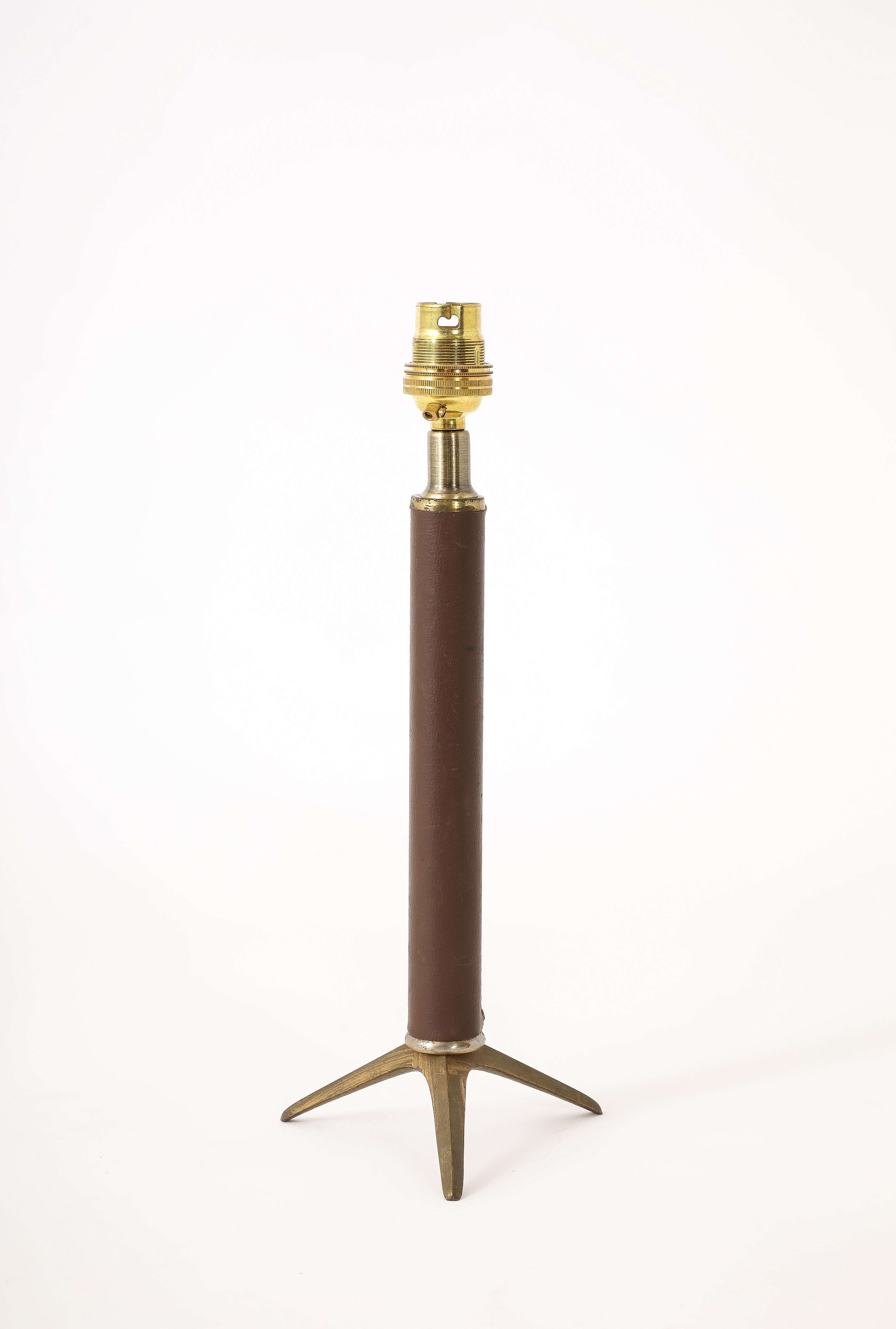 Dreifußlampe aus Messing und Leder mit großem Stem, Frankreich 1960er Jahre (20. Jahrhundert) im Angebot