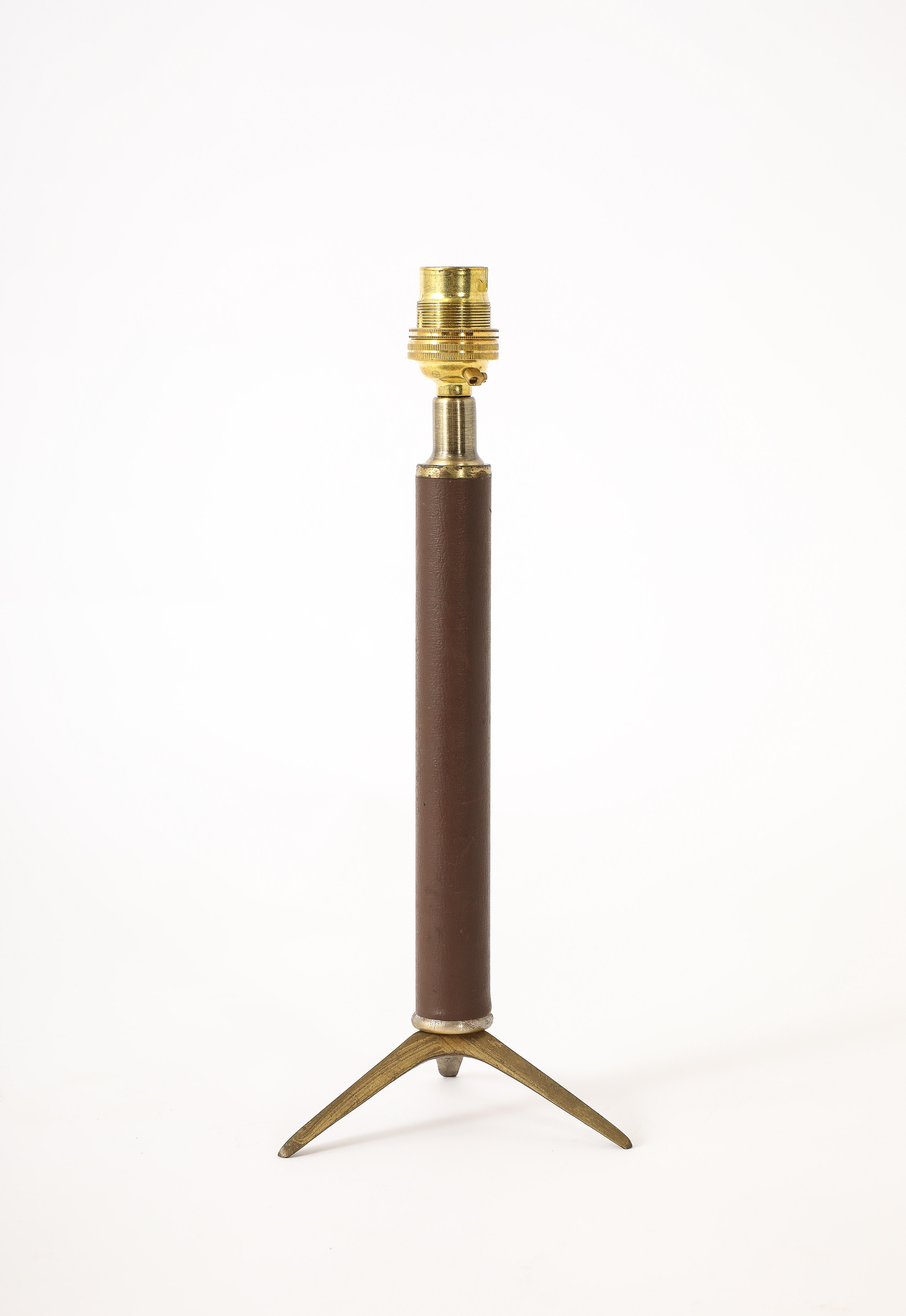 Dreifußlampe aus Messing und Leder mit großem Stem, Frankreich 1960er Jahre im Angebot 1
