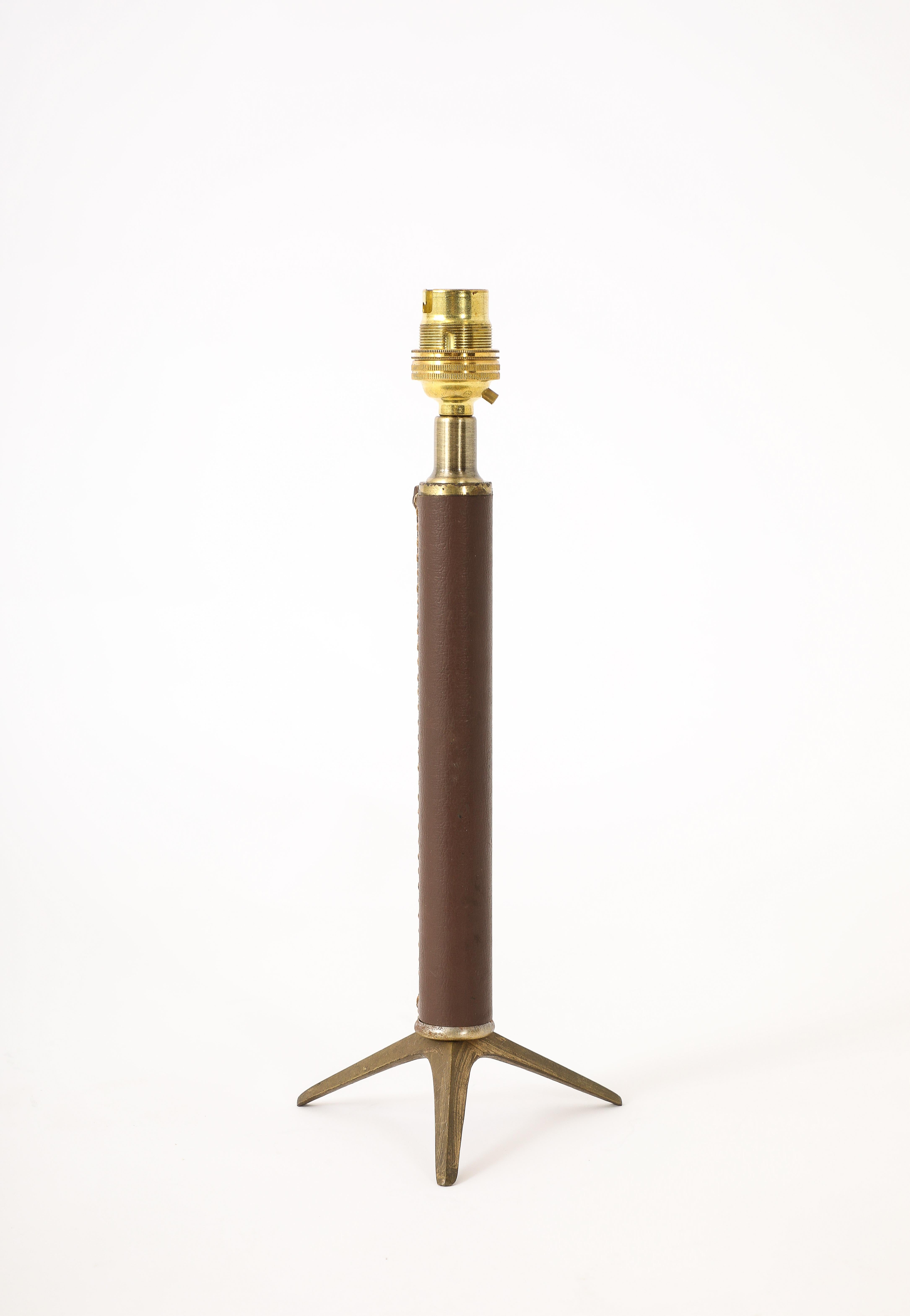 Dreifußlampe aus Messing und Leder mit großem Stem, Frankreich 1960er Jahre im Angebot 2