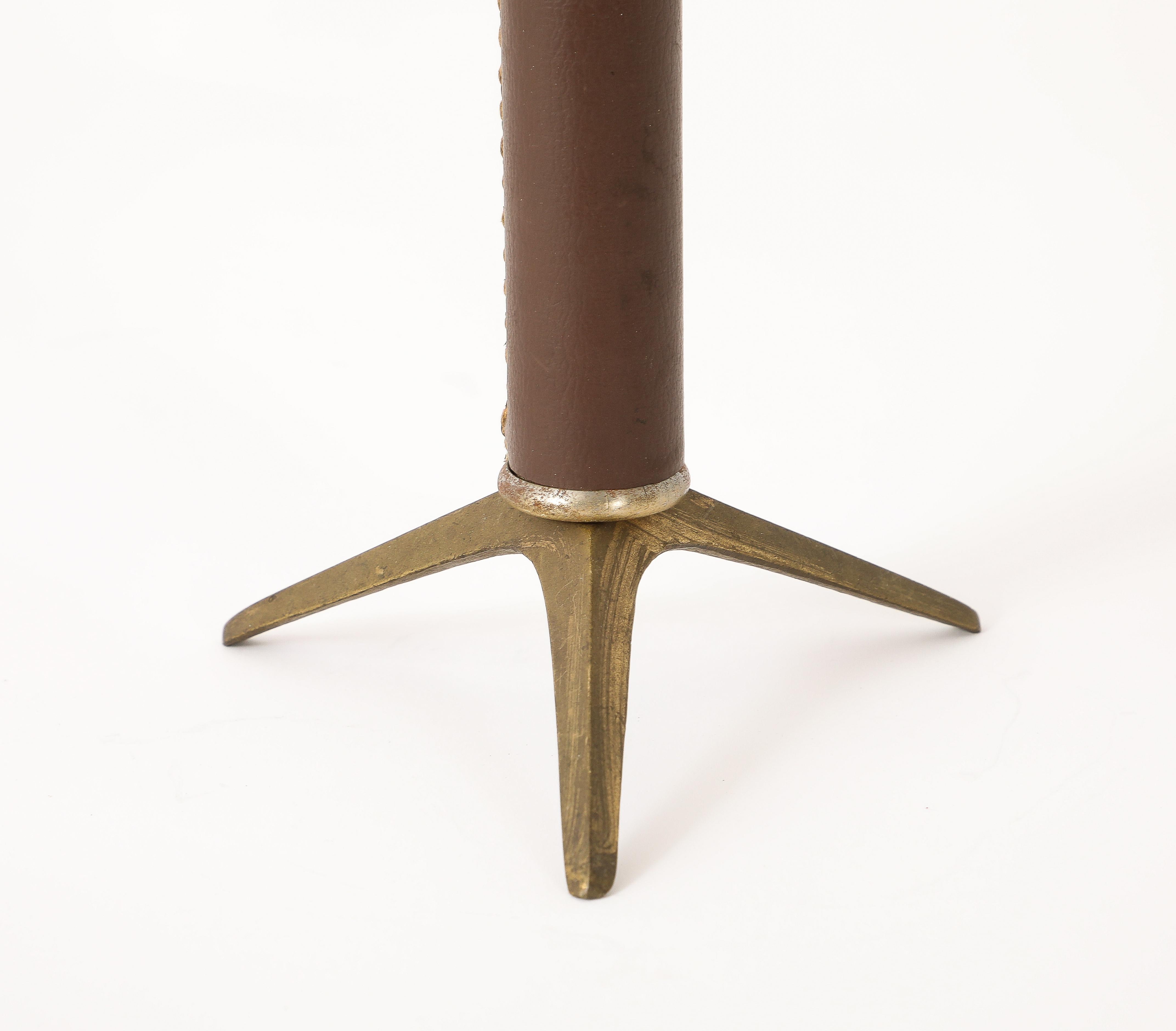 Dreifußlampe aus Messing und Leder mit großem Stem, Frankreich 1960er Jahre im Angebot 3