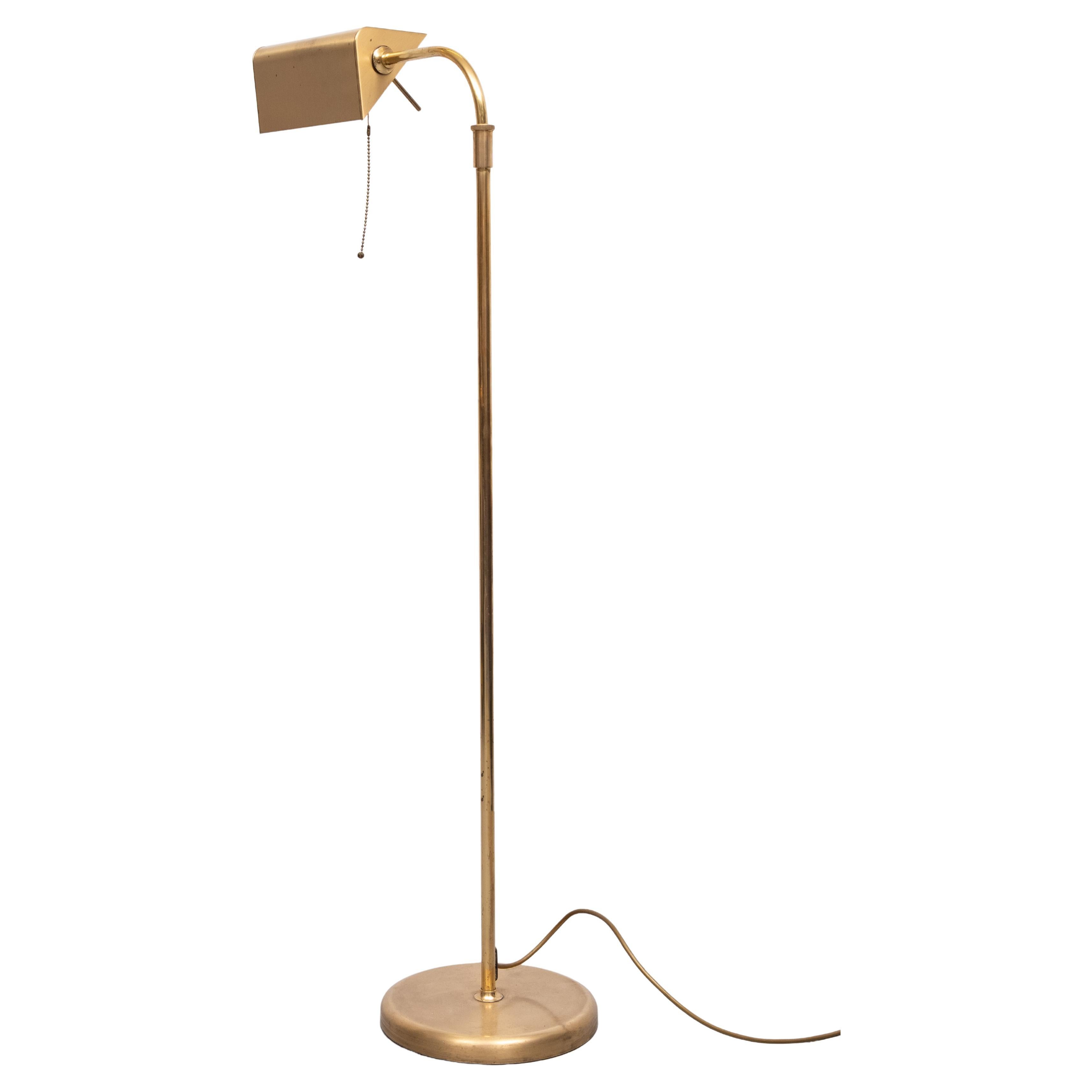 Sehr schöne Stehlampe aus Messing, in der Höhe verstellbar.
normale große E27 Glühbirne benötigt . Zugschalter .
