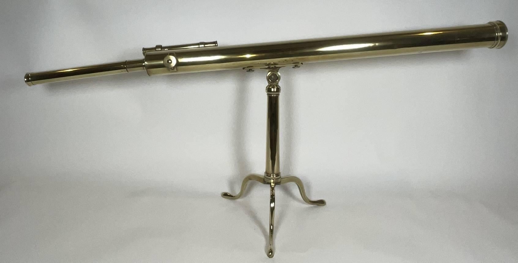 Fabuleux télescope de bibliothèque avec collier gravé marqué du nom du fabricant 