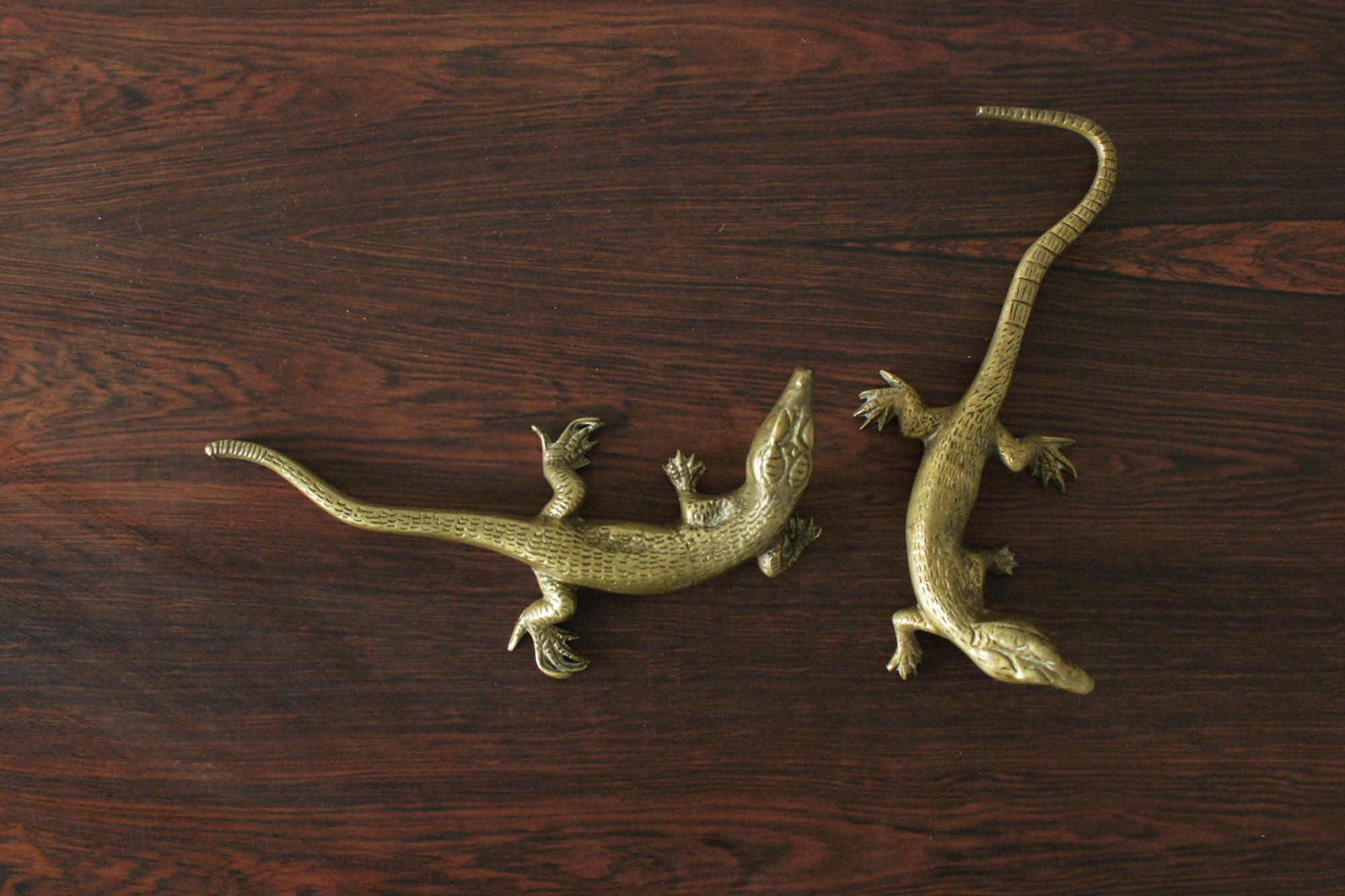 The figurine depicts a lizard in a realistic pose with its tail outstretched and limbs spread, as if it were in motion.

Naturalistic style, with attention to detail.