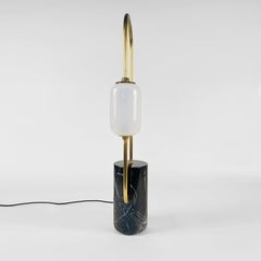 Lampe de table Looping en laiton avec base en marbre noir et abat-jour Capsule blanc