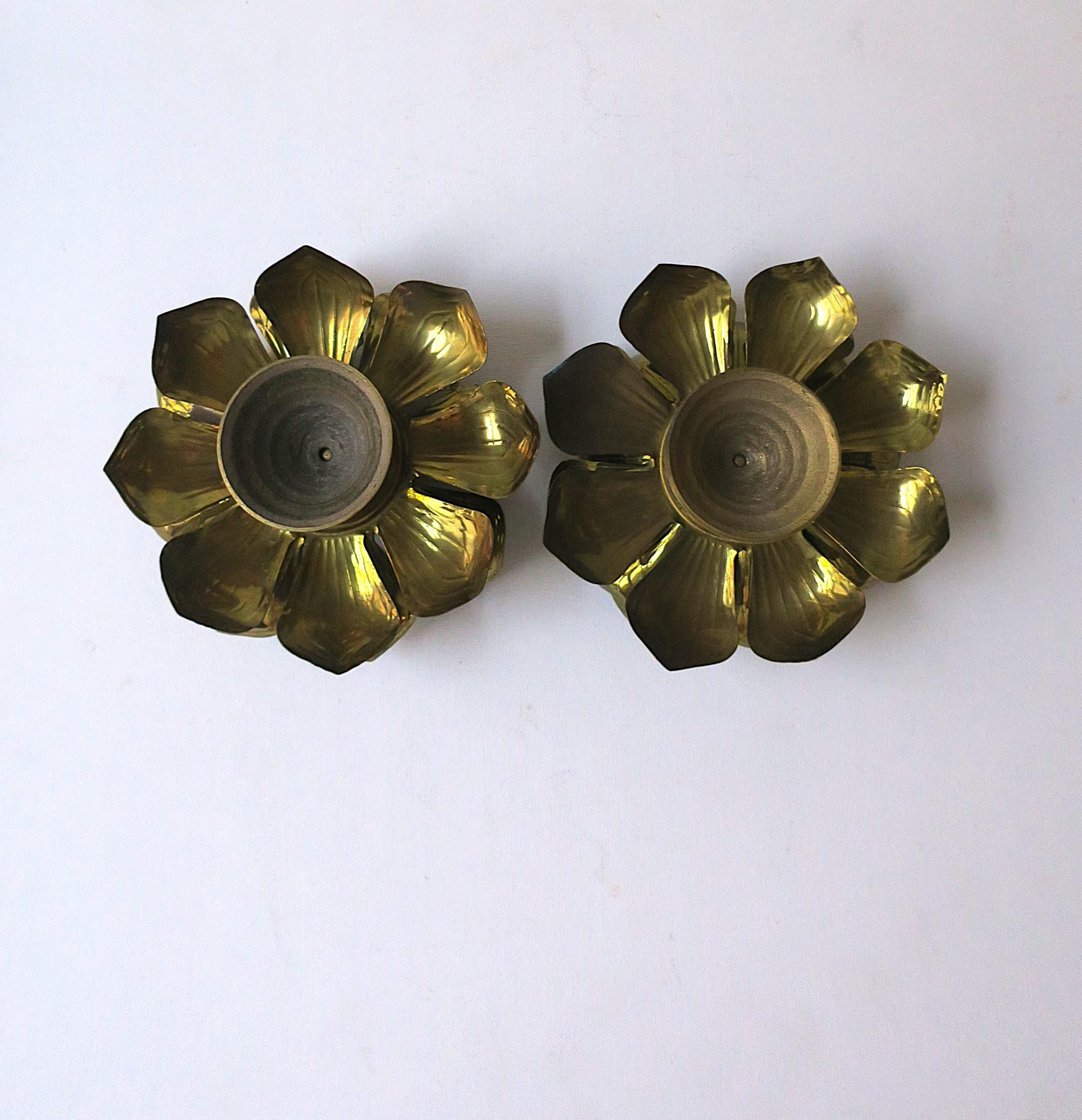 Portacandele a fiore di loto in ottone Feldman in vendita 4