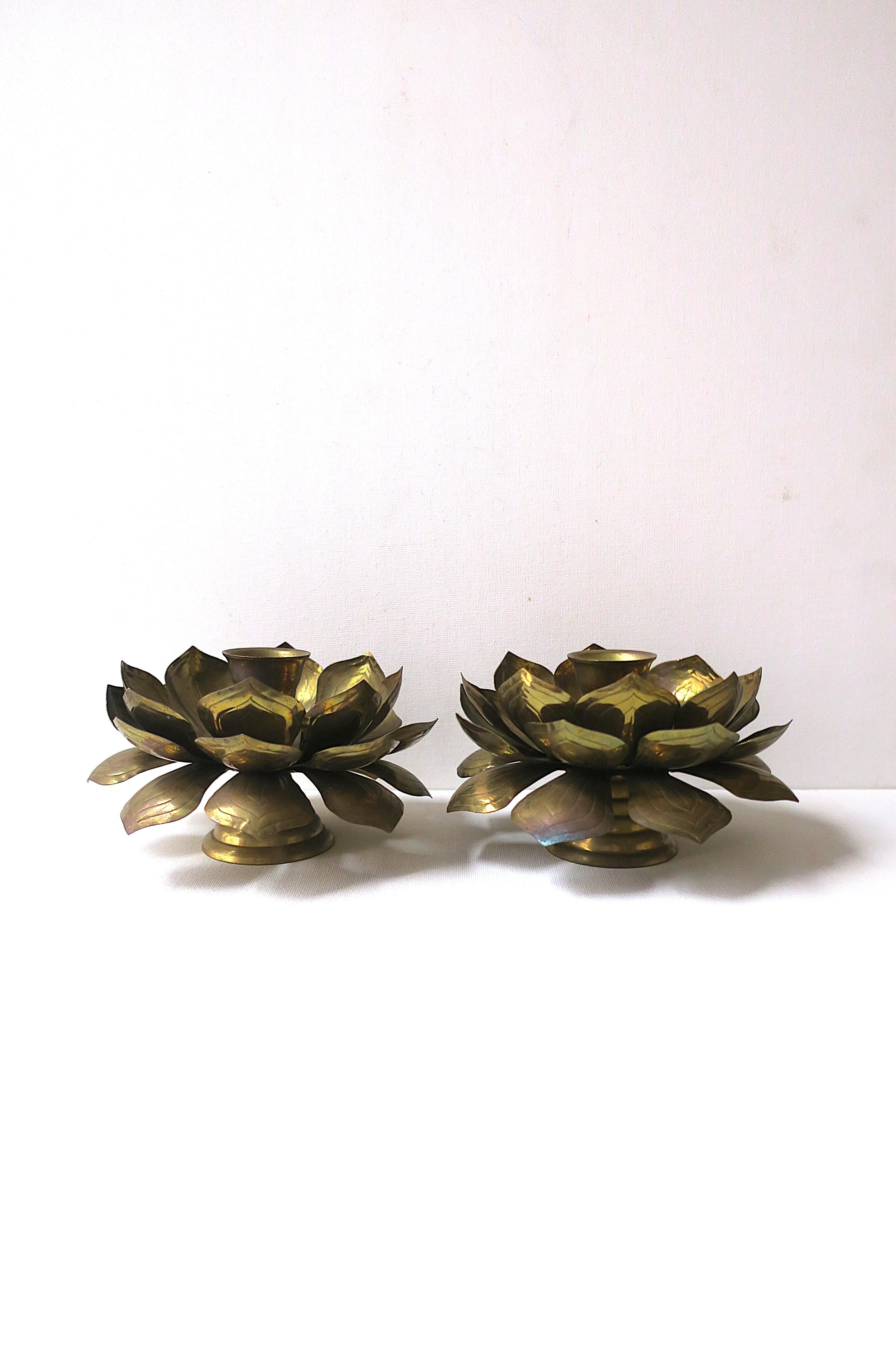 Una bella coppia di portacandele a fiore di loto in ottone, circa metà del XX secolo. La coppia risale alla metà del XX secolo, intorno al 1965, con patina (non lucidata), attribuita al produttore, Feldman Brothers. Dimensioni: Diametro 5,25