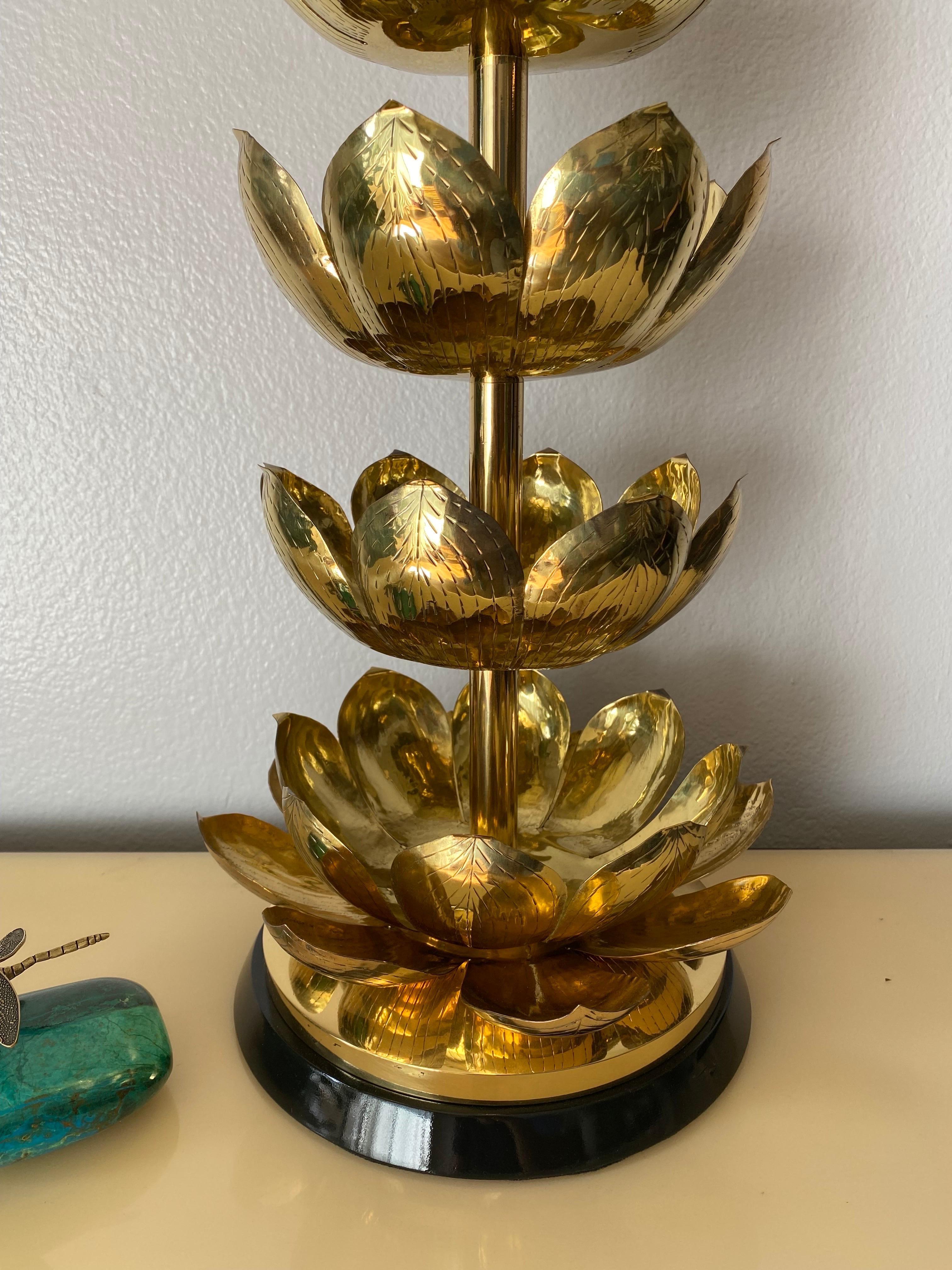 Hollywood Regency Lampe lotus en laiton de Feldman en vente