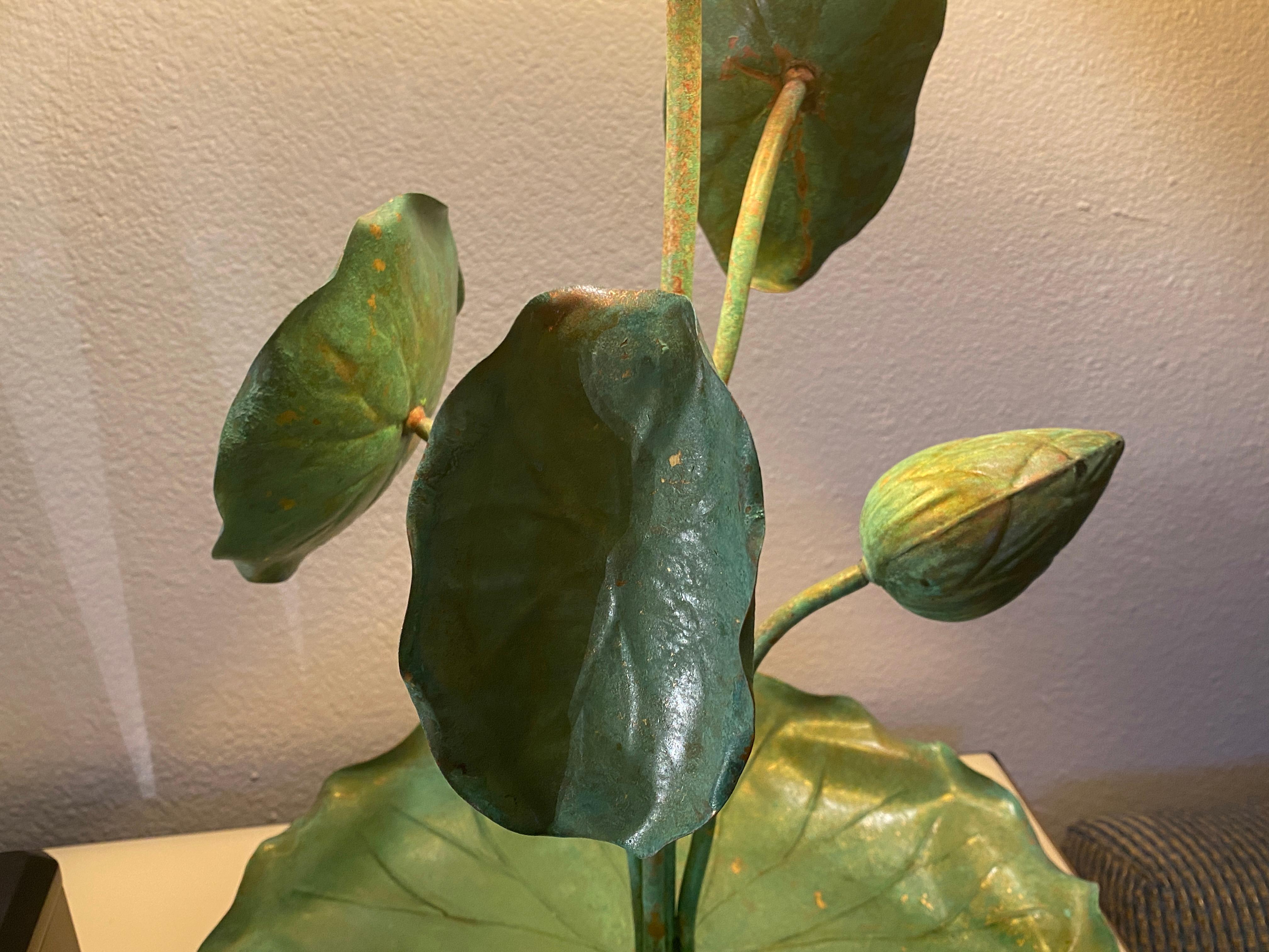 Lampe lotus en laiton patiné vert-de-gris en vente 7