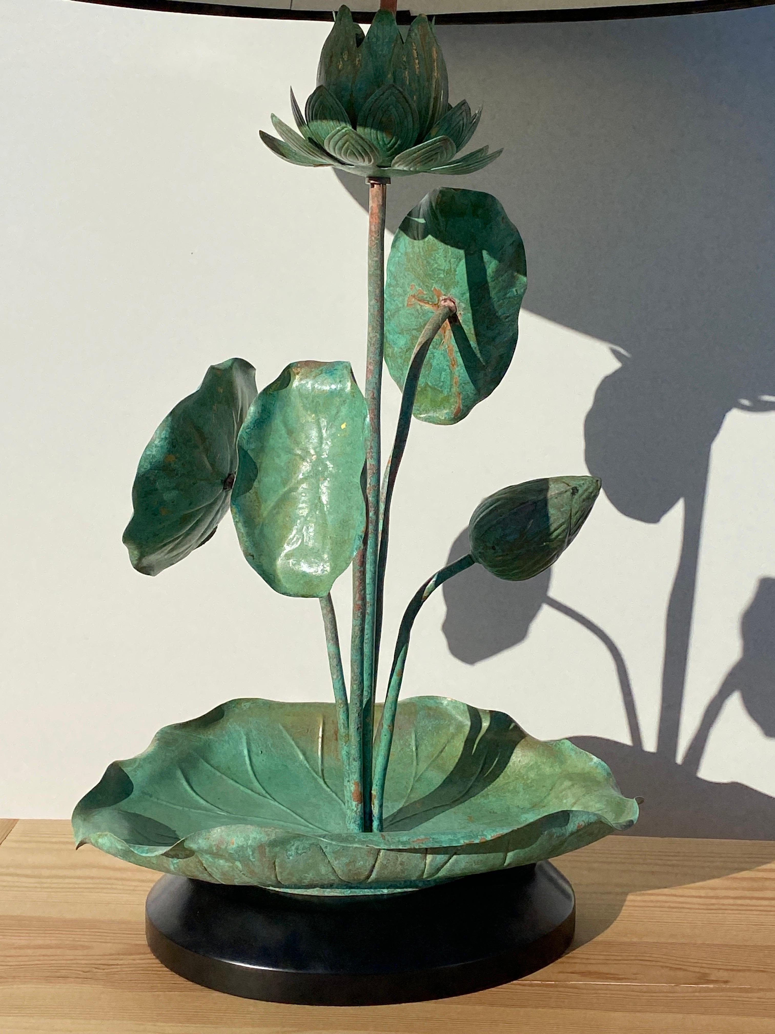 Hollywood Regency Lampe lotus en laiton patiné vert-de-gris en vente