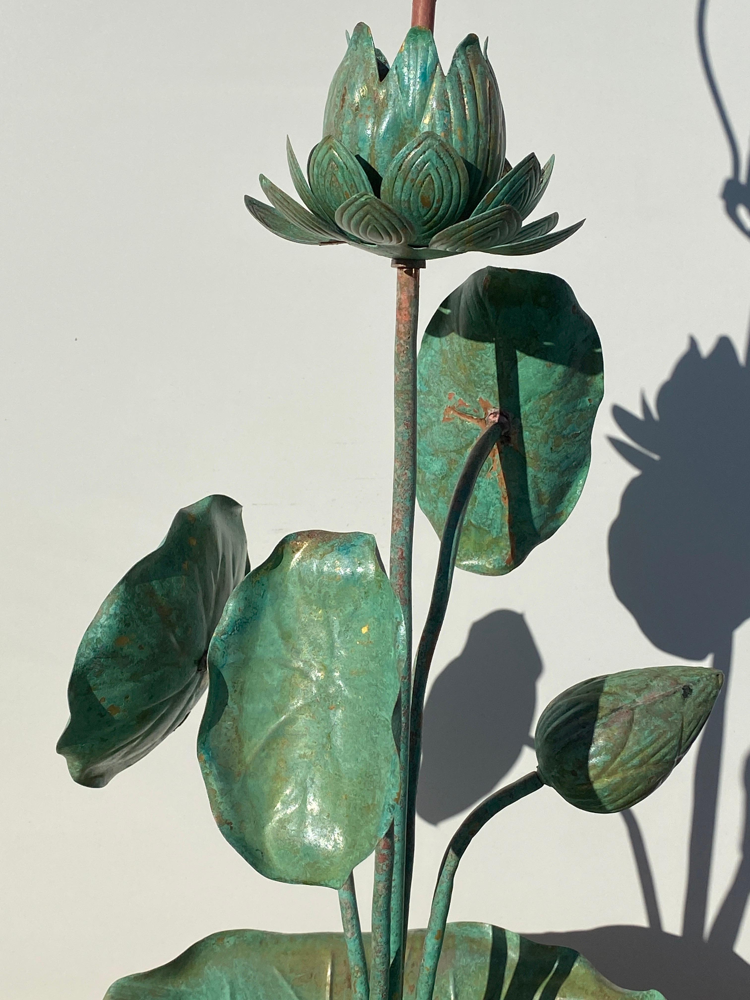 Laiton Lampe lotus en laiton patiné vert-de-gris en vente
