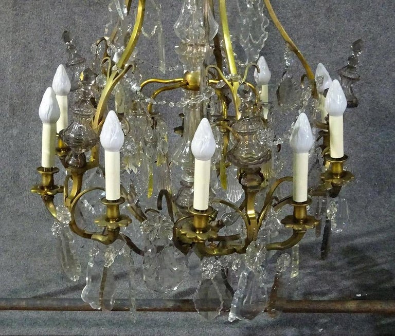 Messing-Kristall-Anhänger-Kronleuchter im Louis-XVI-Stil aus den 1930er  Jahren mit Kristallspiralen im Angebot bei 1stDibs