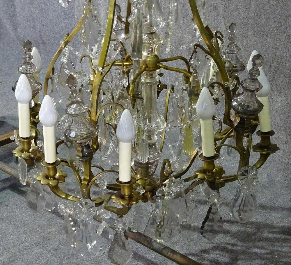 Messing-Kristall-Anhänger-Kronleuchter im Louis-XVI-Stil aus den 1930er Jahren mit Kristallspiralen im Zustand „Gut“ im Angebot in Swedesboro, NJ