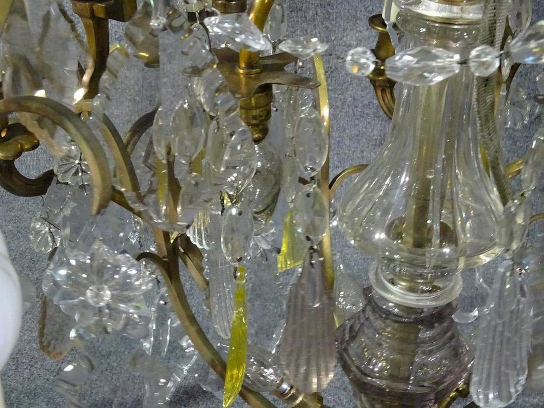 Lustre à suspension en laiton de style Louis XVI des années 1930 en cristal avec spirales en cristal en vente 1