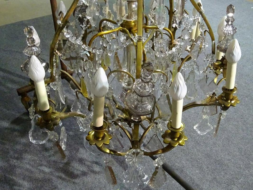 Messing-Kristall-Anhänger-Kronleuchter im Louis-XVI-Stil aus den 1930er Jahren mit Kristallspiralen im Angebot 1