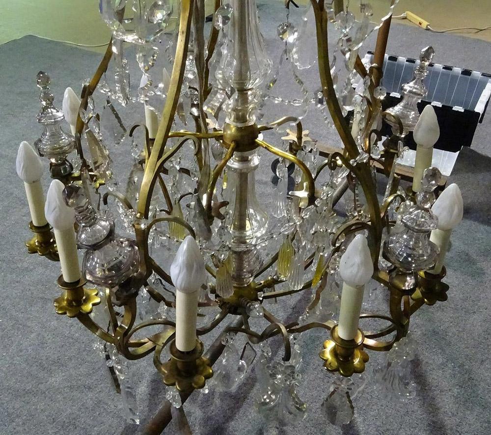 Lustre à suspension en laiton de style Louis XVI des années 1930 en cristal avec spirales en cristal en vente 3