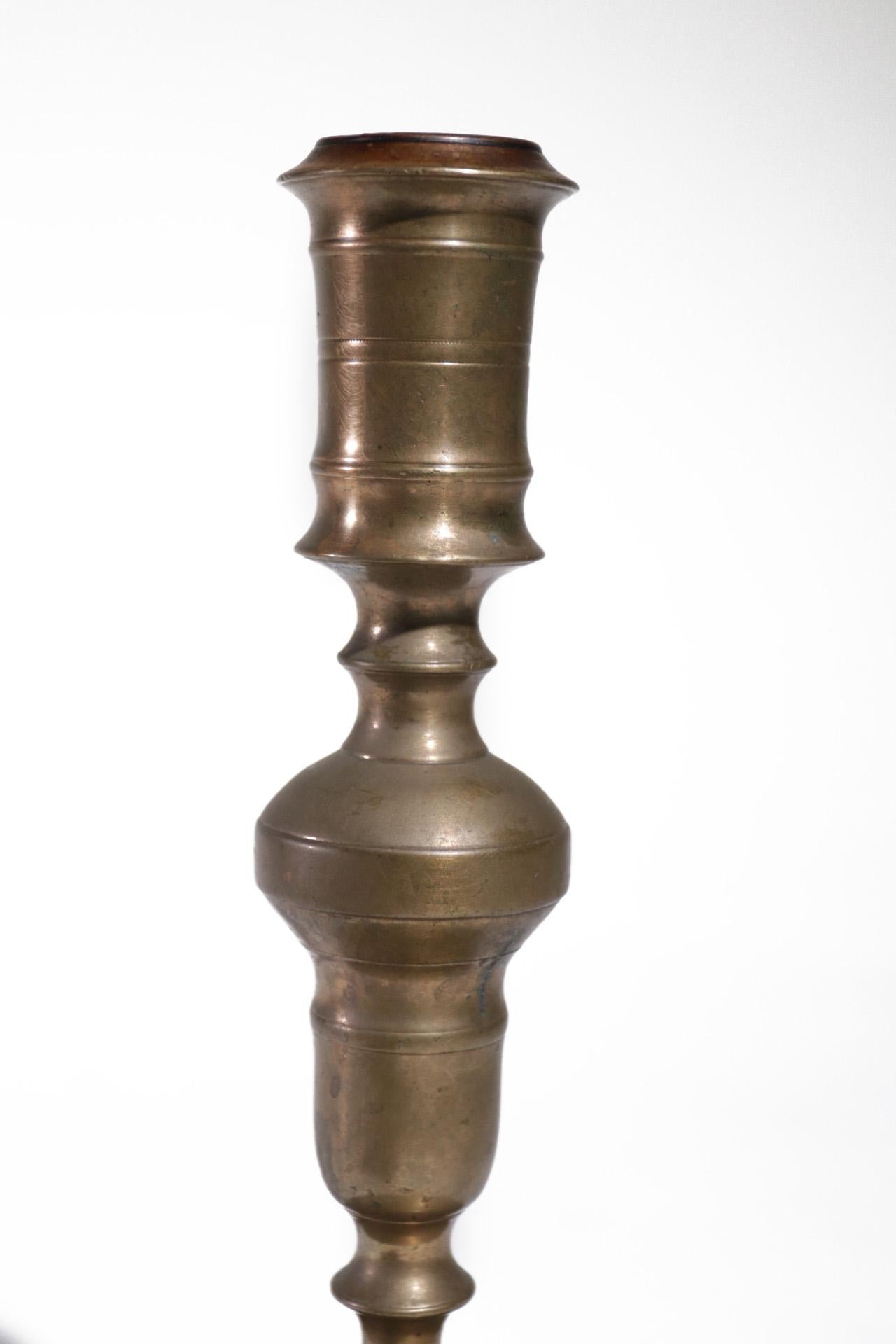 Large brass low bell base candlestick, Spanish, circa 1680-1730
Measures: 24 cm high diameter base 16 cm. Free shipping.