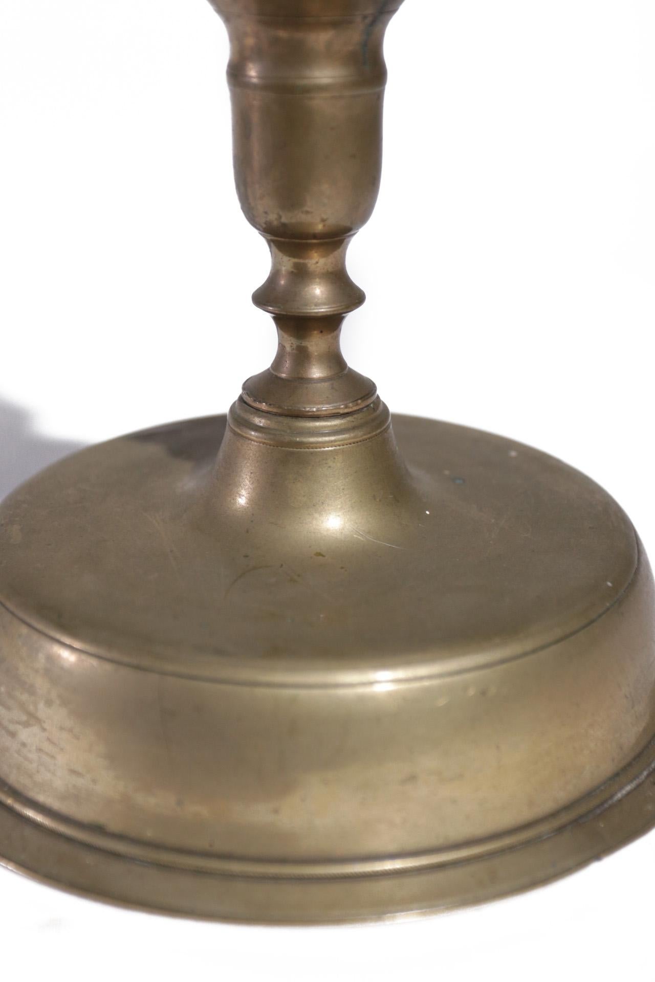 Luigi XIV Candeliere con base a campana in ottone Spagnolo, circa 1680-1730 in vendita