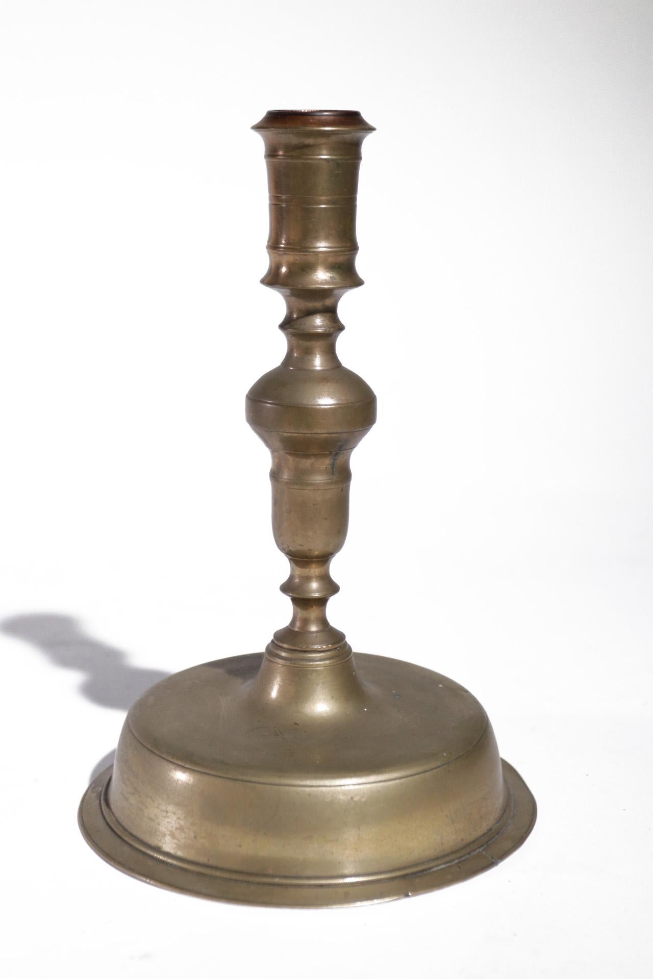 Brass Low Bell Base Candlestick Spanish, circa 1680-1730 In Good Condition For Sale In Boven Leeuwen, NL