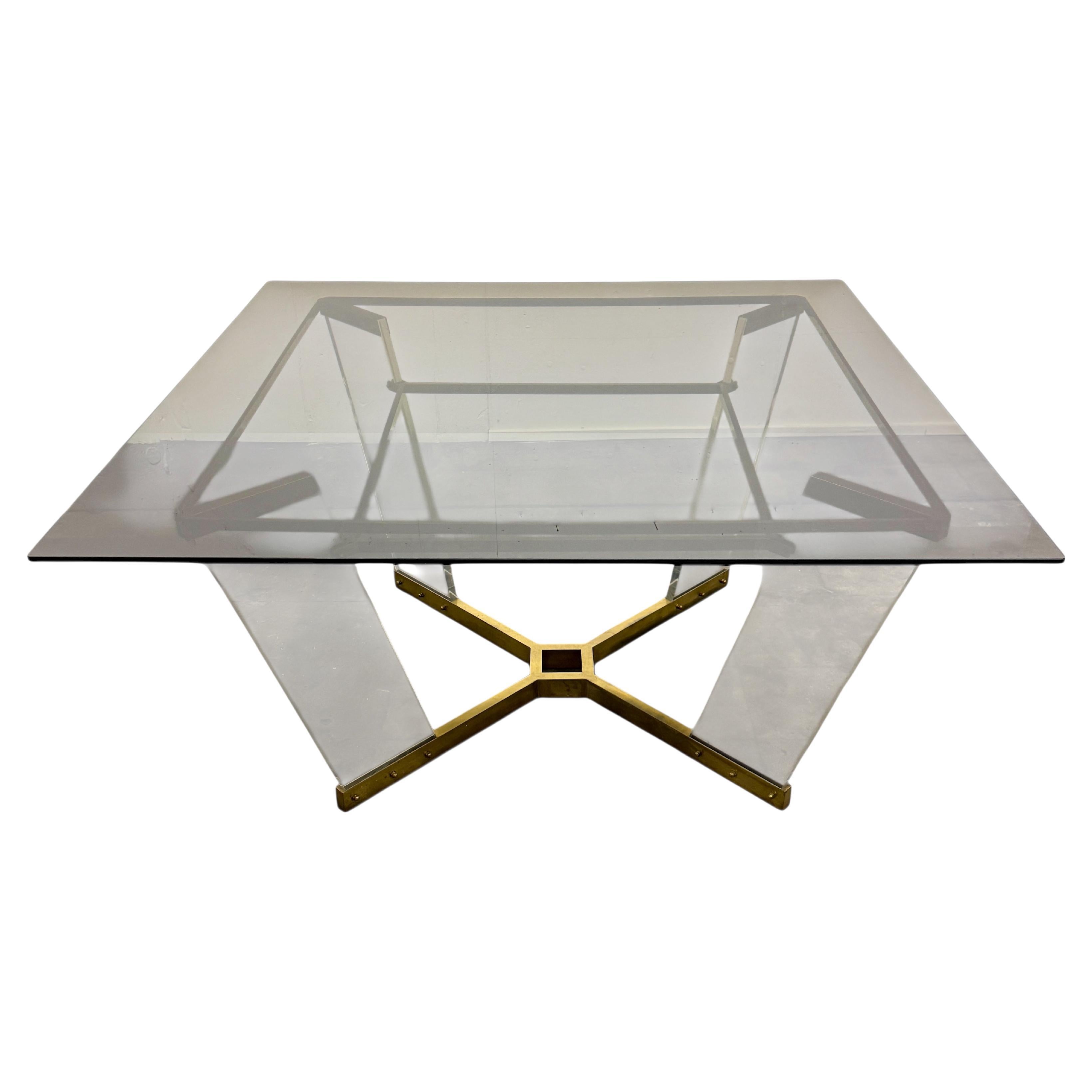 Mesa de comedor de latón, lucita y cristal Atribuida a Sandro Petti Italia, años 70 en venta