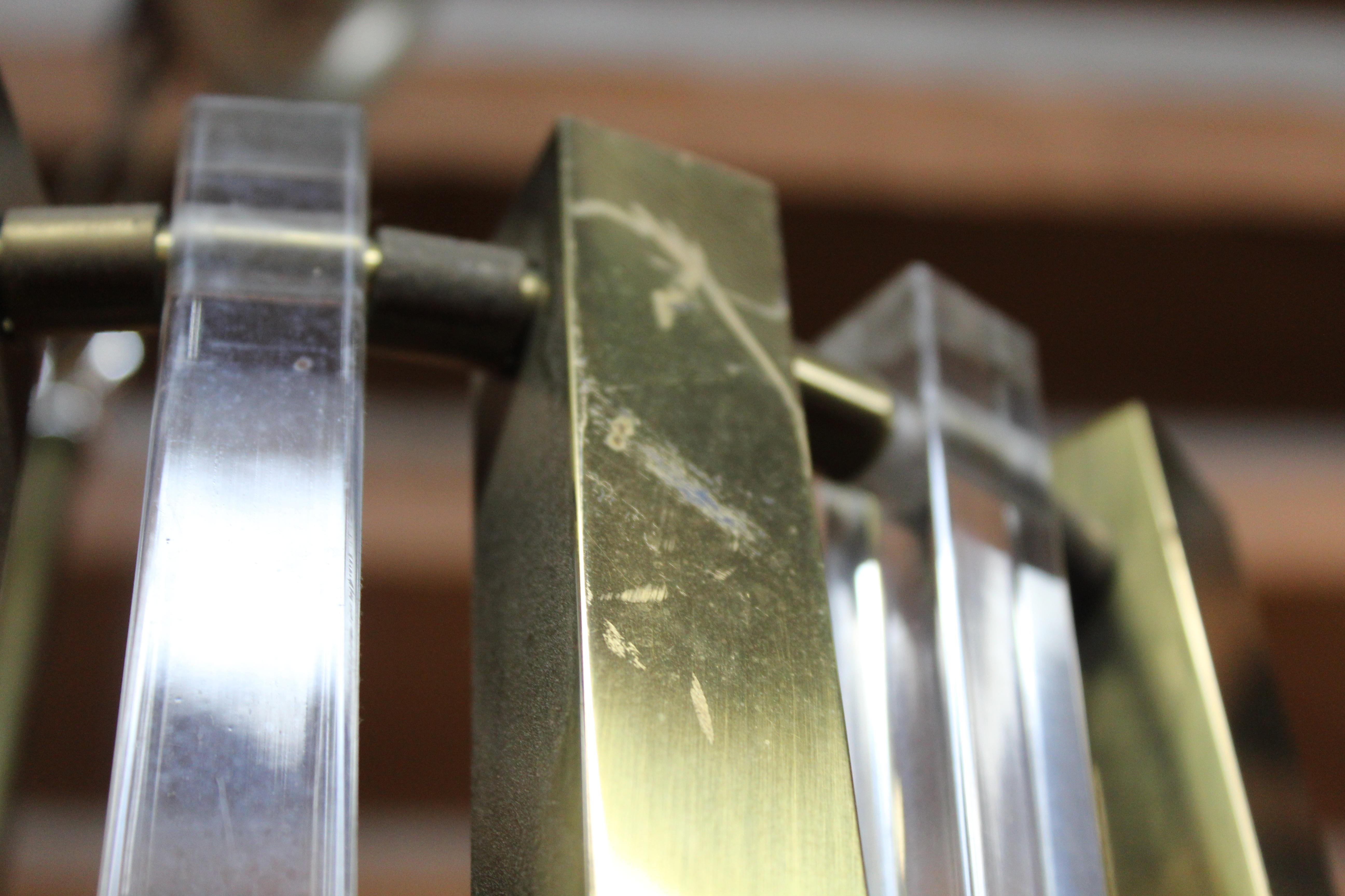 Mid-Century moderno Lampadario in ottone e lucite in vendita