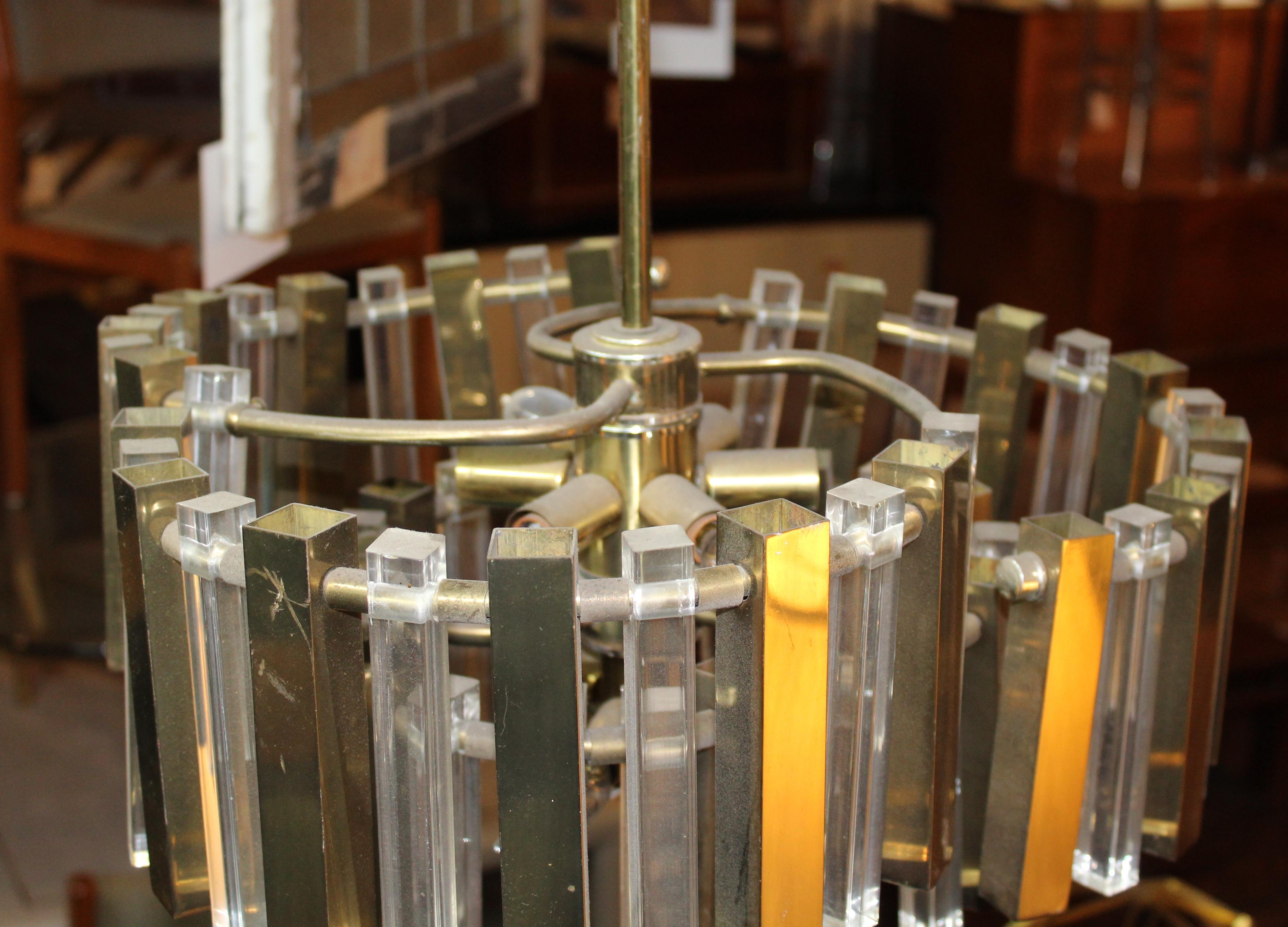 Lampadario in ottone e lucite in vendita 1