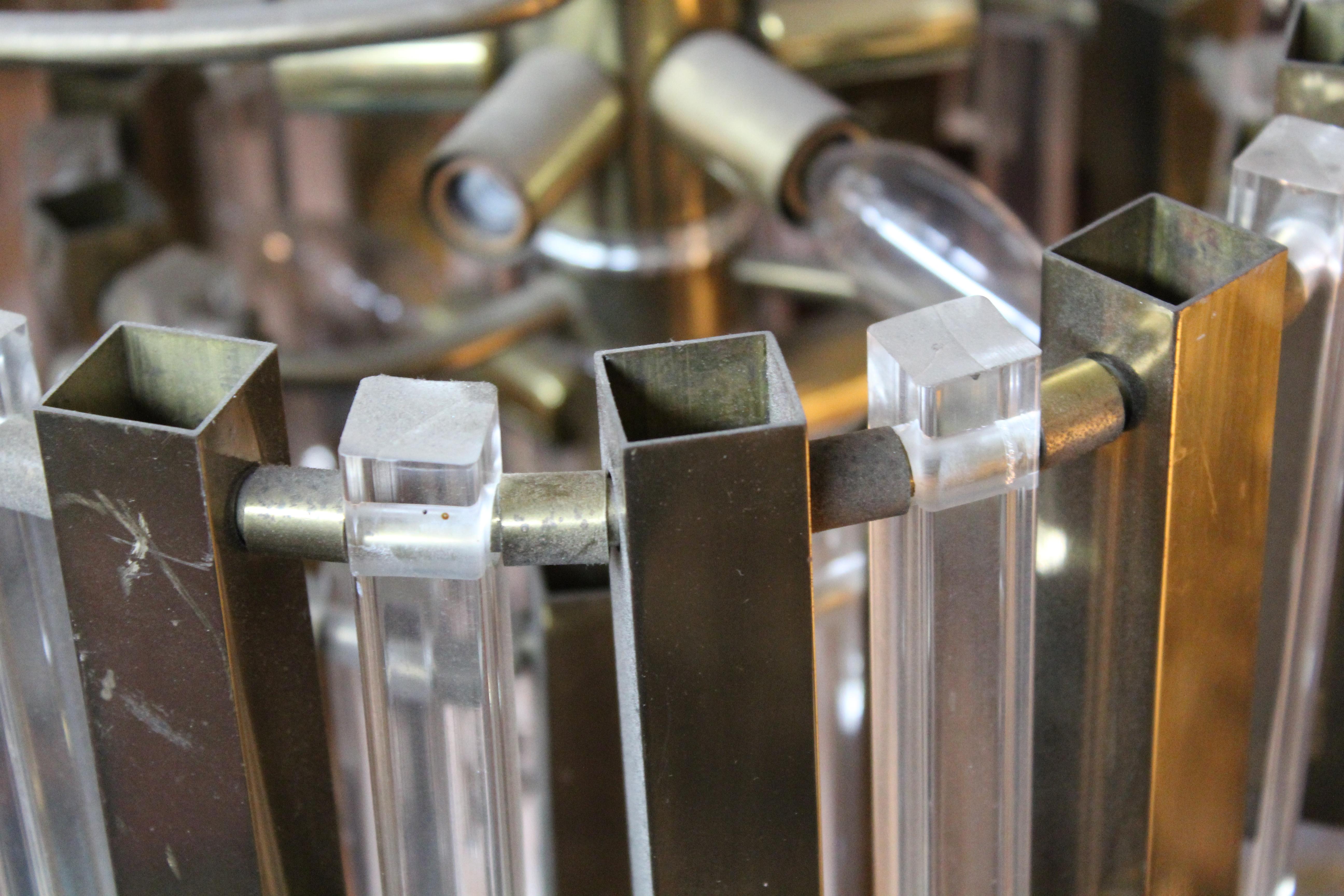 Lampadario in ottone e lucite in vendita 2
