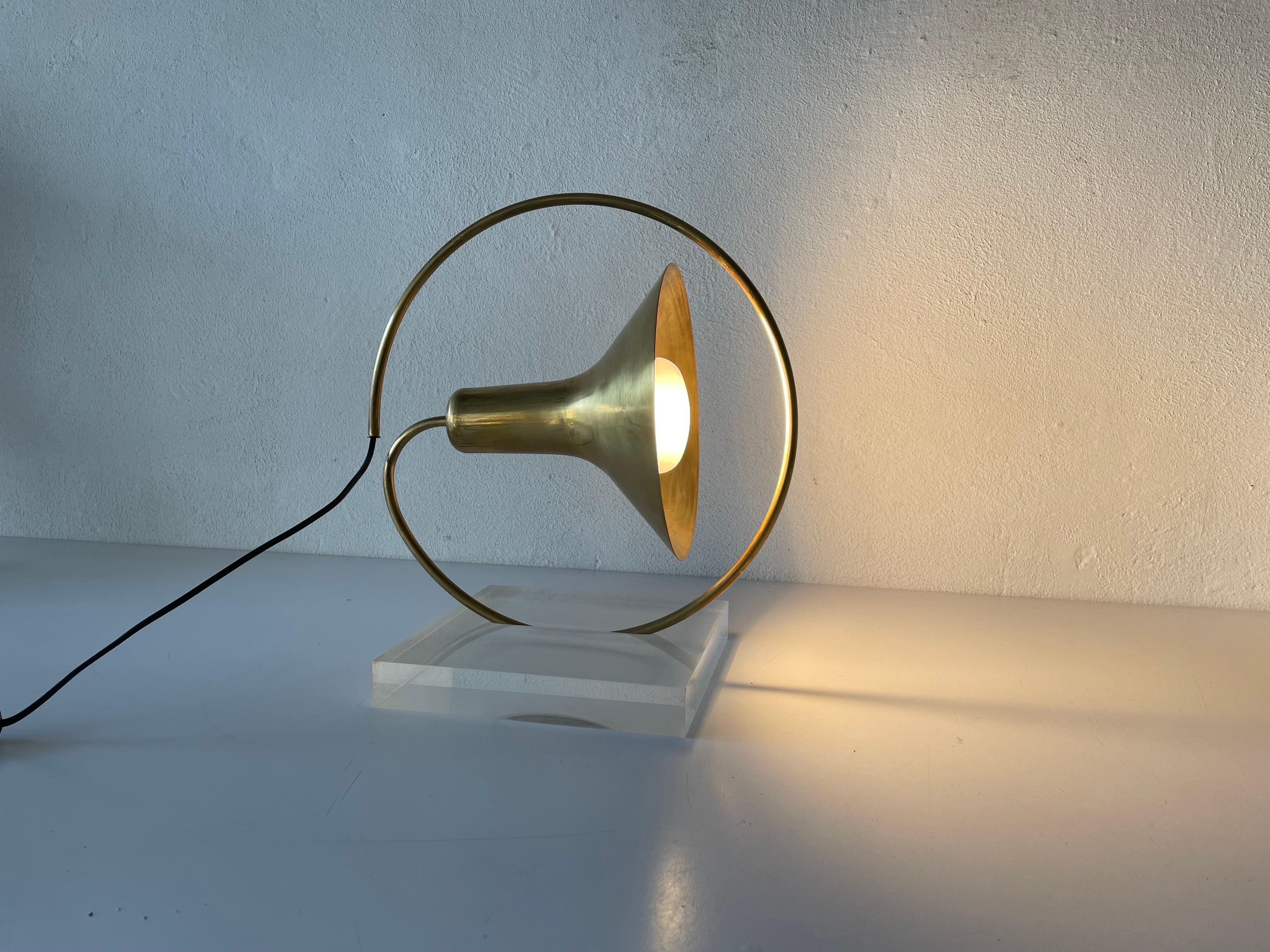 Brass & Lucite Trumpet Design Table Lamp, 1960s, Italy For Sale 10