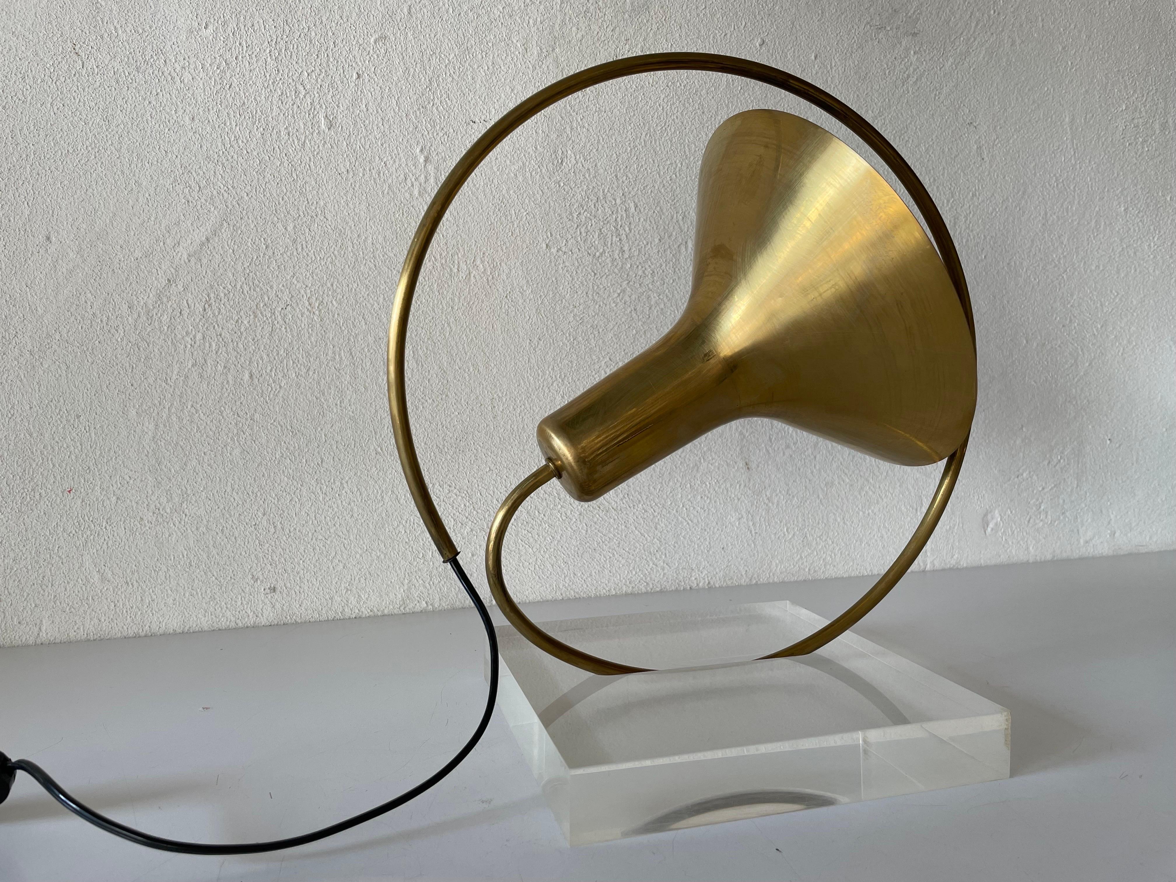 Mid-Century Modern Brass & Lucite Trumpet Design Table Lamp, 1960s, Italy For Sale