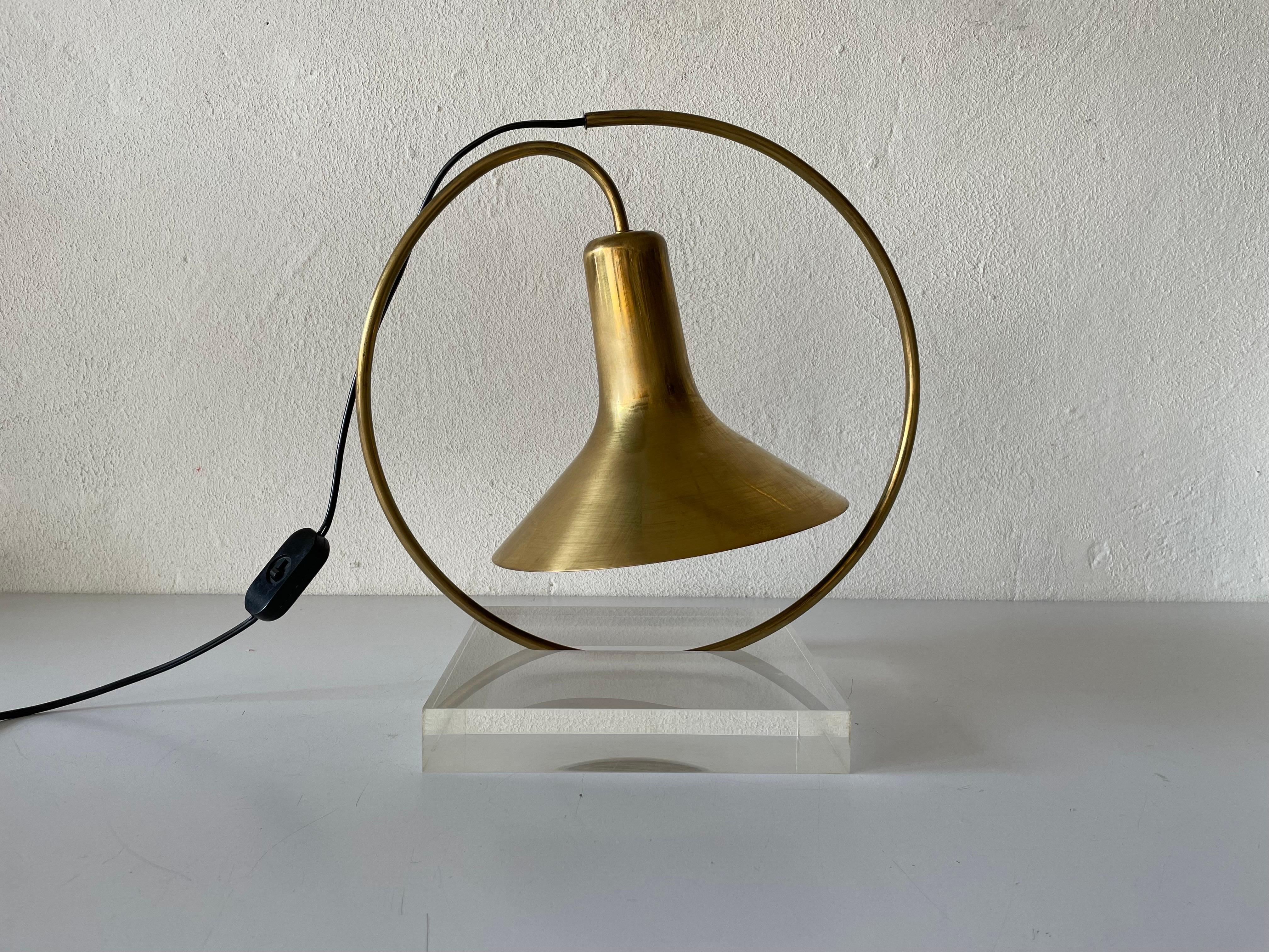 Brass & Lucite Trumpet Design Table Lamp, 1960s, Italy In Good Condition For Sale In Hagenbach, DE
