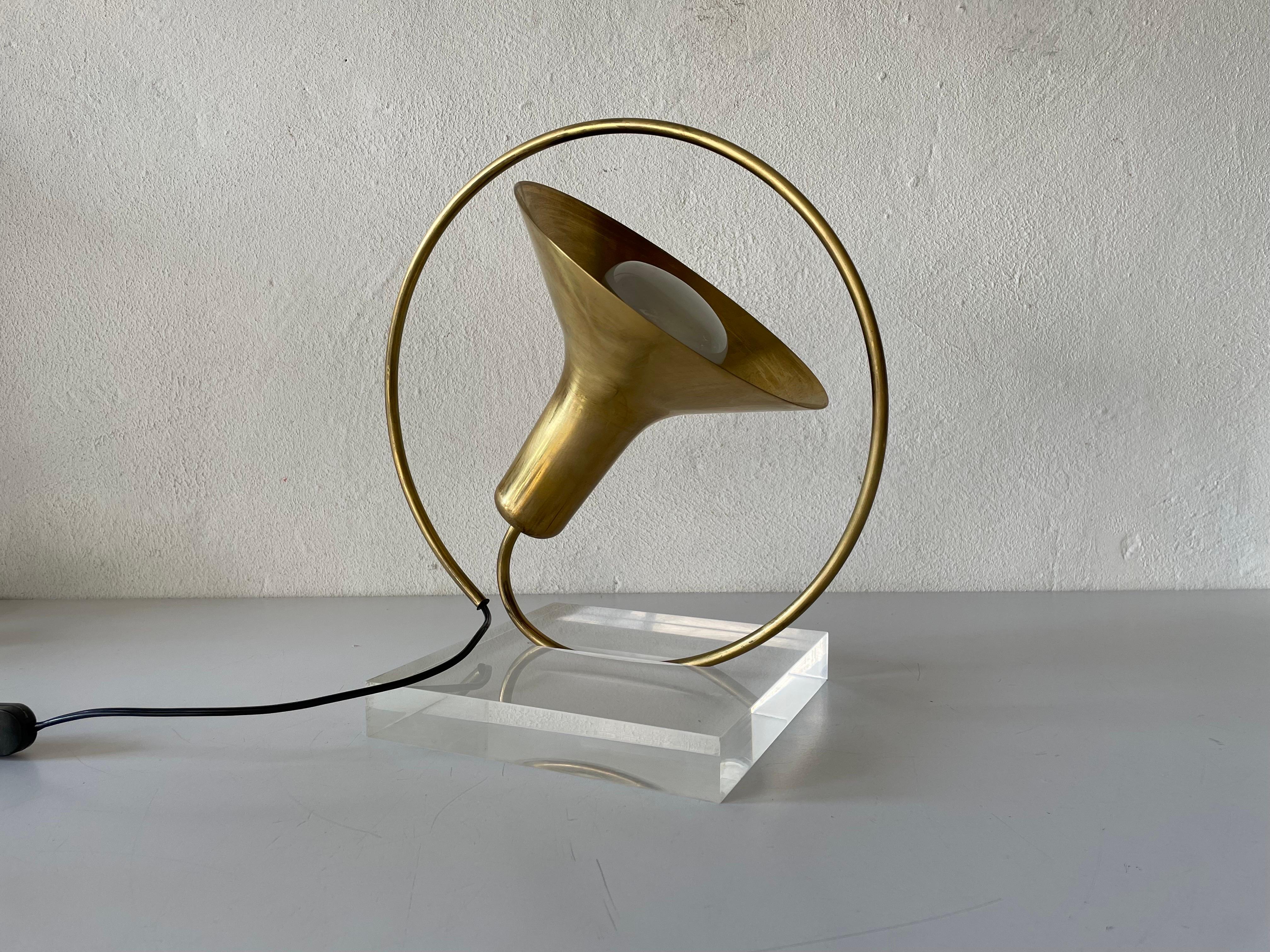 Mid-20th Century Brass & Lucite Trumpet Design Table Lamp, 1960s, Italy For Sale