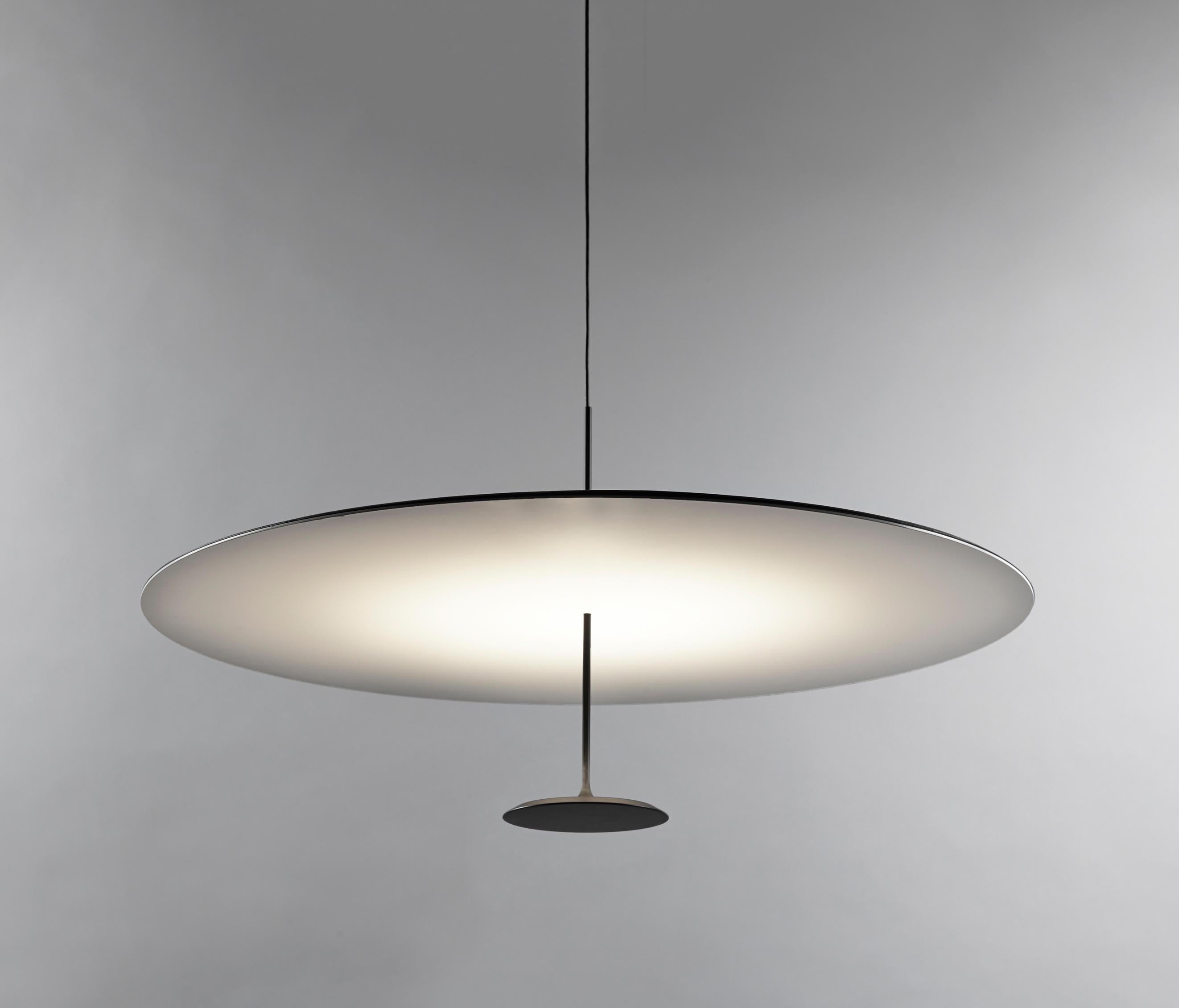 he Lumina Dot 800 is the medium of three pendant lights that feature a white reflector. The light was designed in 2016 by Foster+Partners. 
Dimmable source:
1× 41W
2700K / 2350lm.


 