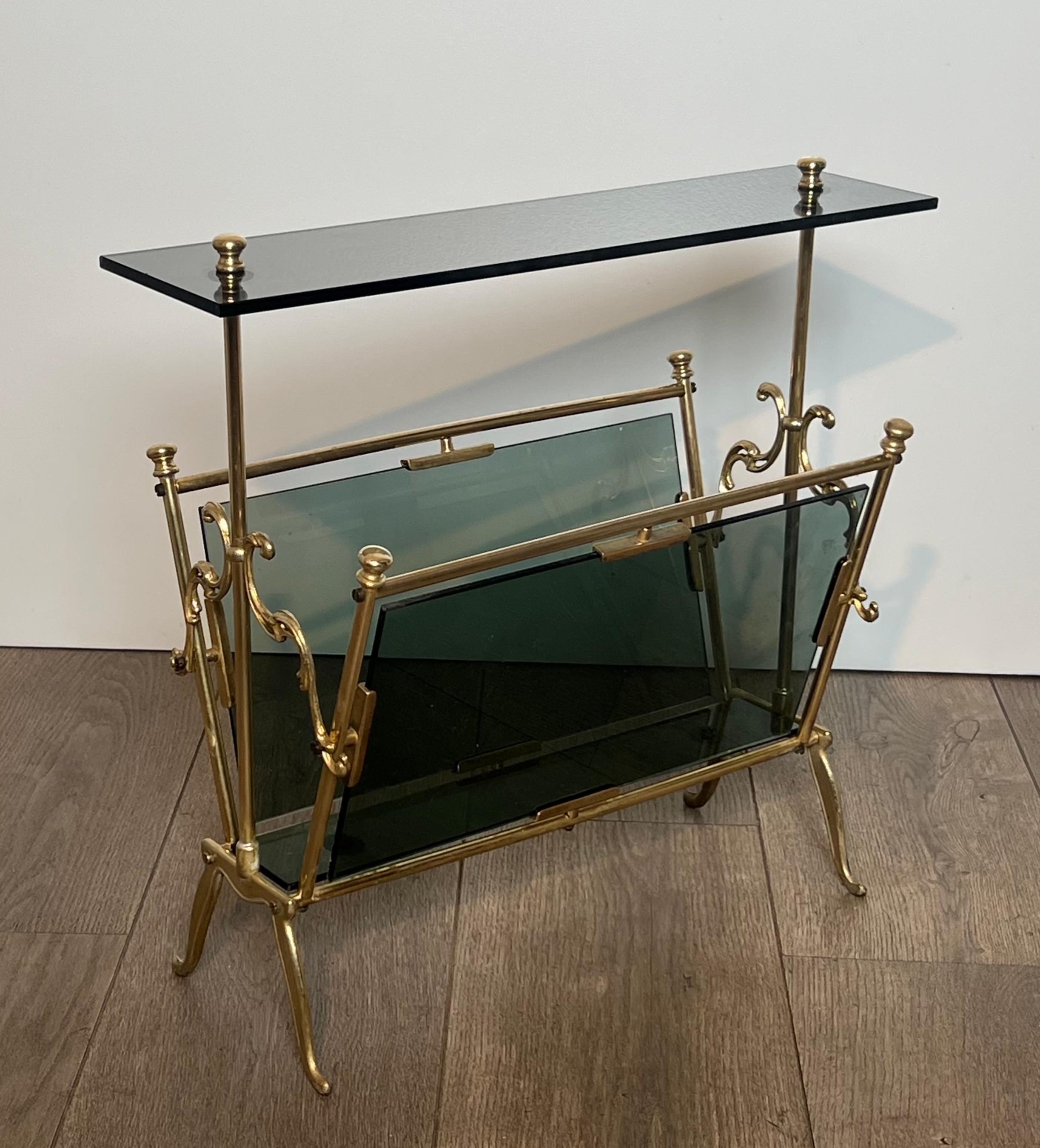 Questo simpatico ed elegante portariviste è realizzato in ottone con vetro bluastro. Questa è un'opera francese. Circa 1940