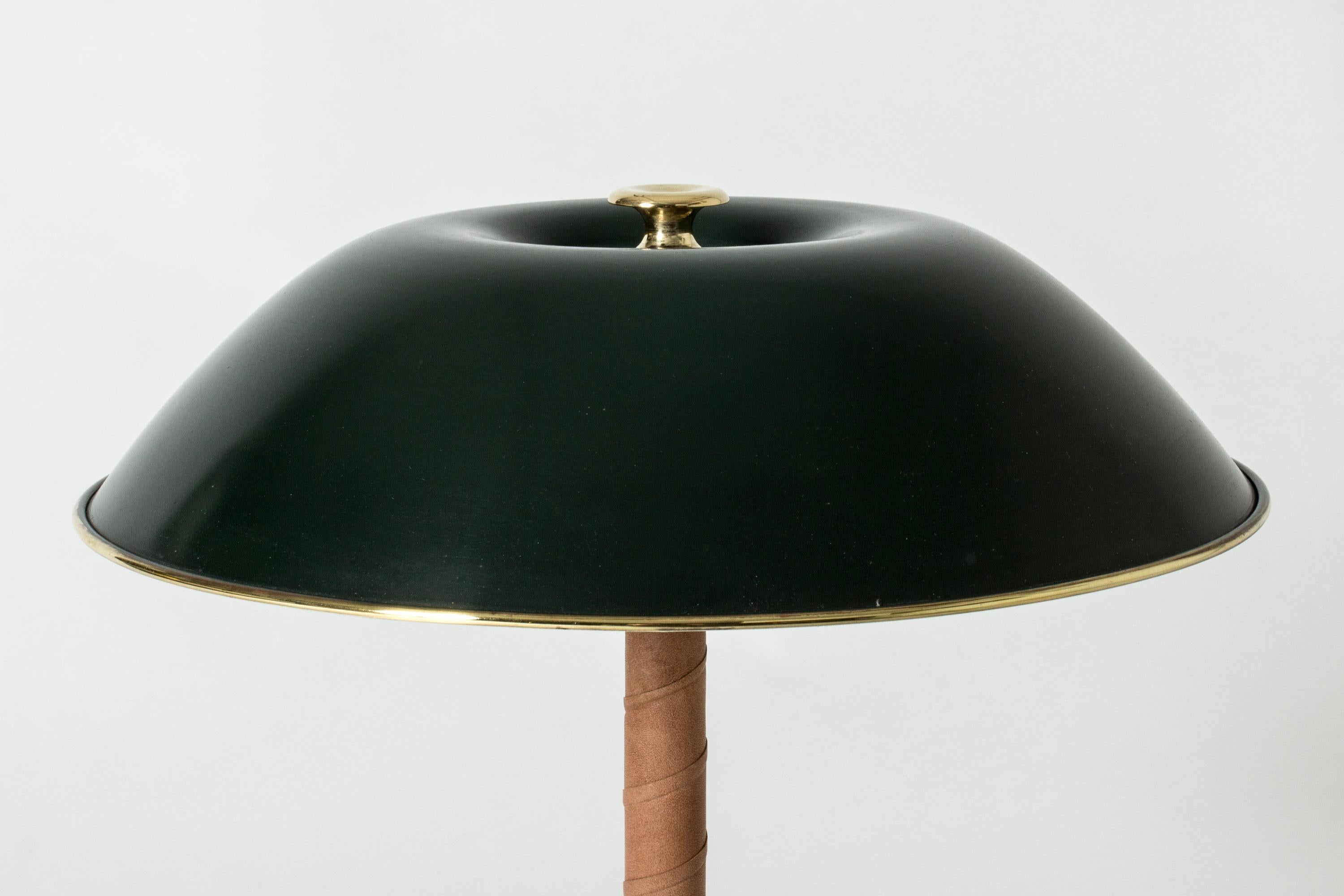 Scandinave moderne Lampe de table en laiton, acajou et cuir de Böhlmarks, Suède, années 1940