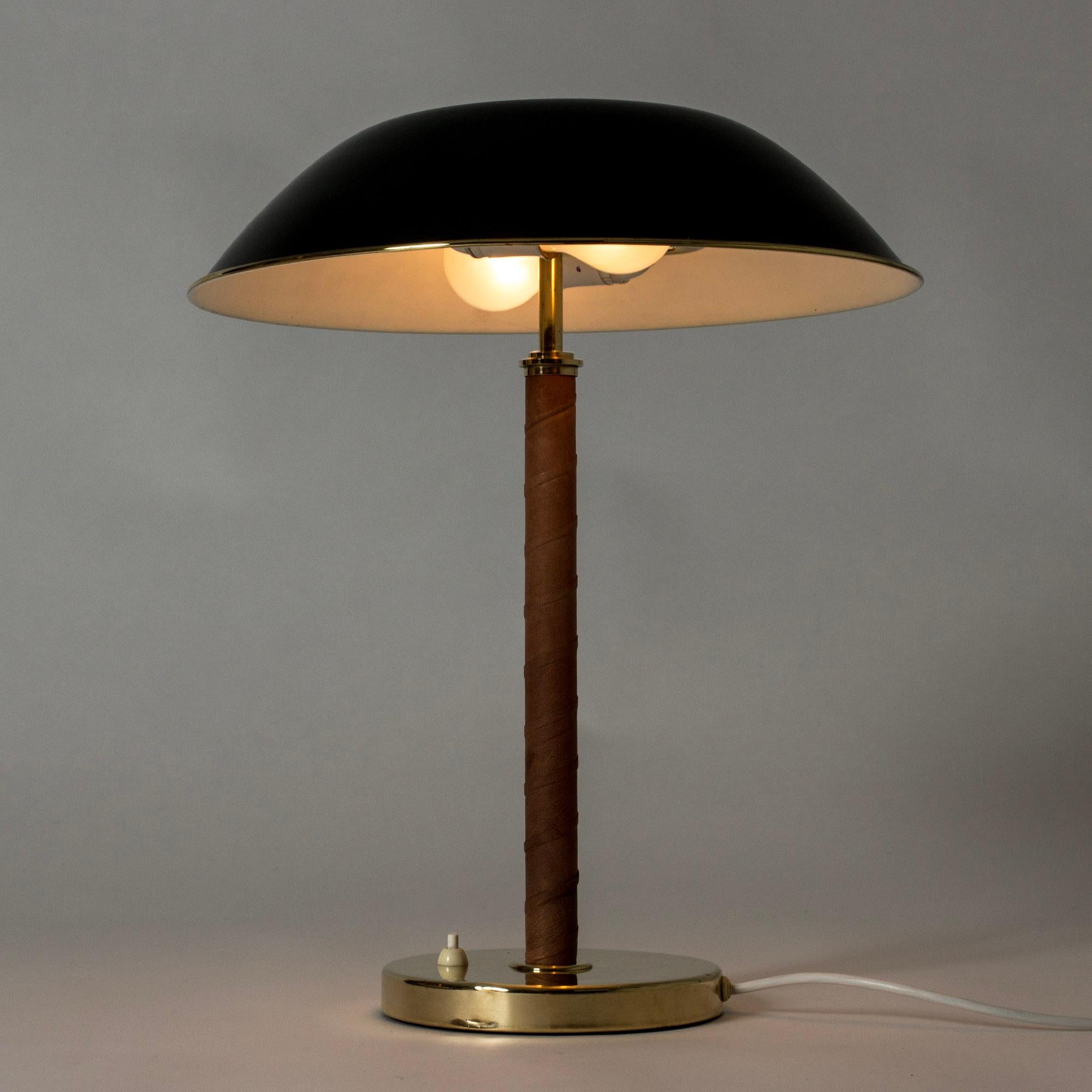 Laiton Lampe de table en laiton, acajou et cuir de Böhlmarks, Suède, années 1940