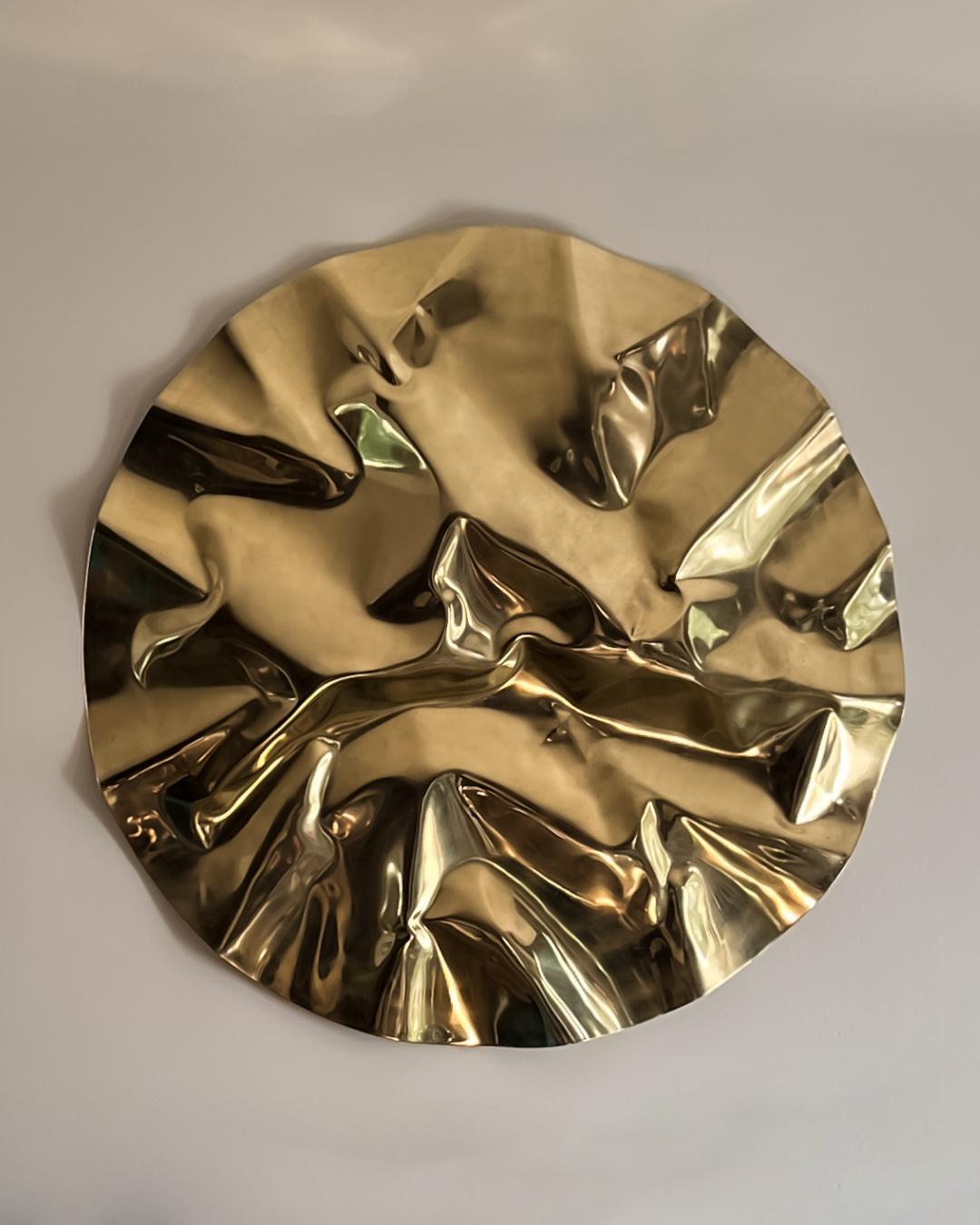 Piccola scultura da parete in ottone Marli de Cobre di Aura Carpio
Dimensioni: D 40 x H 4 cm.
Materiali: Rame, ottone.
Peso: 3 kg.

Aura Carpio® (CDMX). Designer industriale messicano laureato e diplomato presso il Center for Industrial Design
