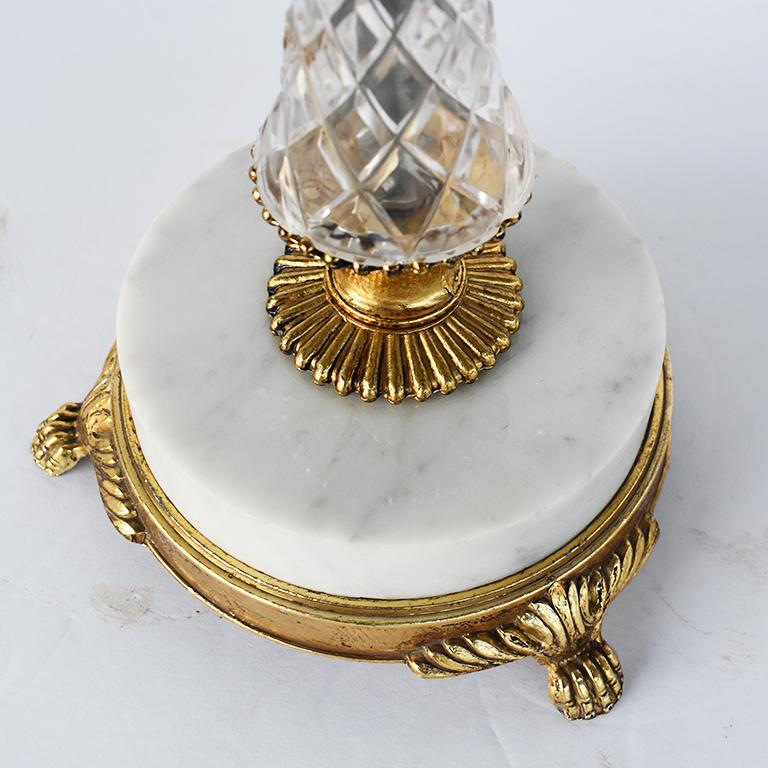 Métal Paire de candélabres à 4 bras en laiton, marbre, cristal et acrylique de style Louis XV ou XVI en vente