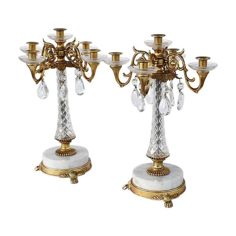 Paire de candélabres à 4 bras en laiton, marbre, cristal et acrylique de style Louis XV ou XVI en vente